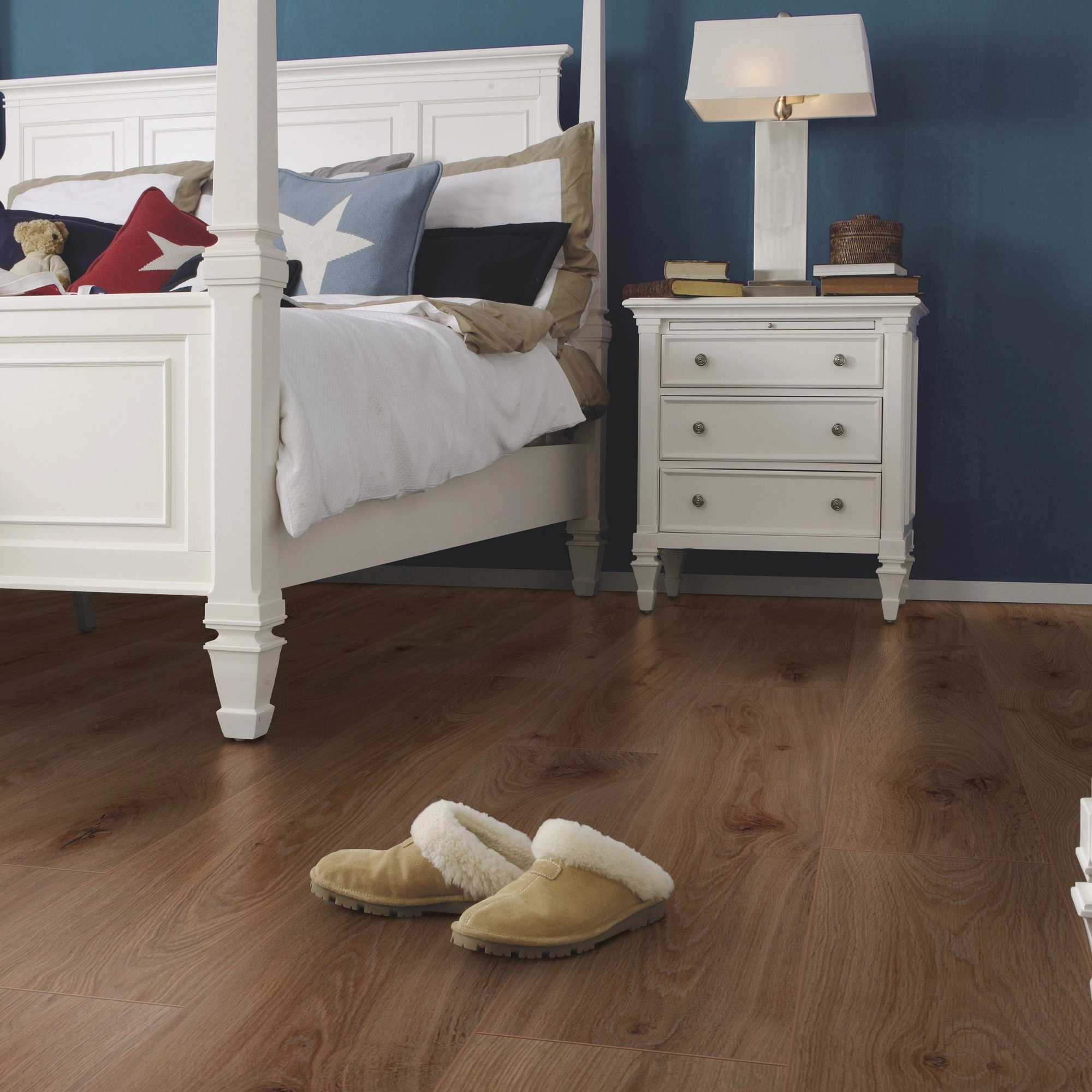 Milieubild Schlafzimmer im Landhaus-Stil - wineo Klebe-Bioboden PURLINE wineo 1000 wood XL Noble Oak Chocolate Milieubild Schlafzimmer im Landhaus-Stil - wineo PL312R