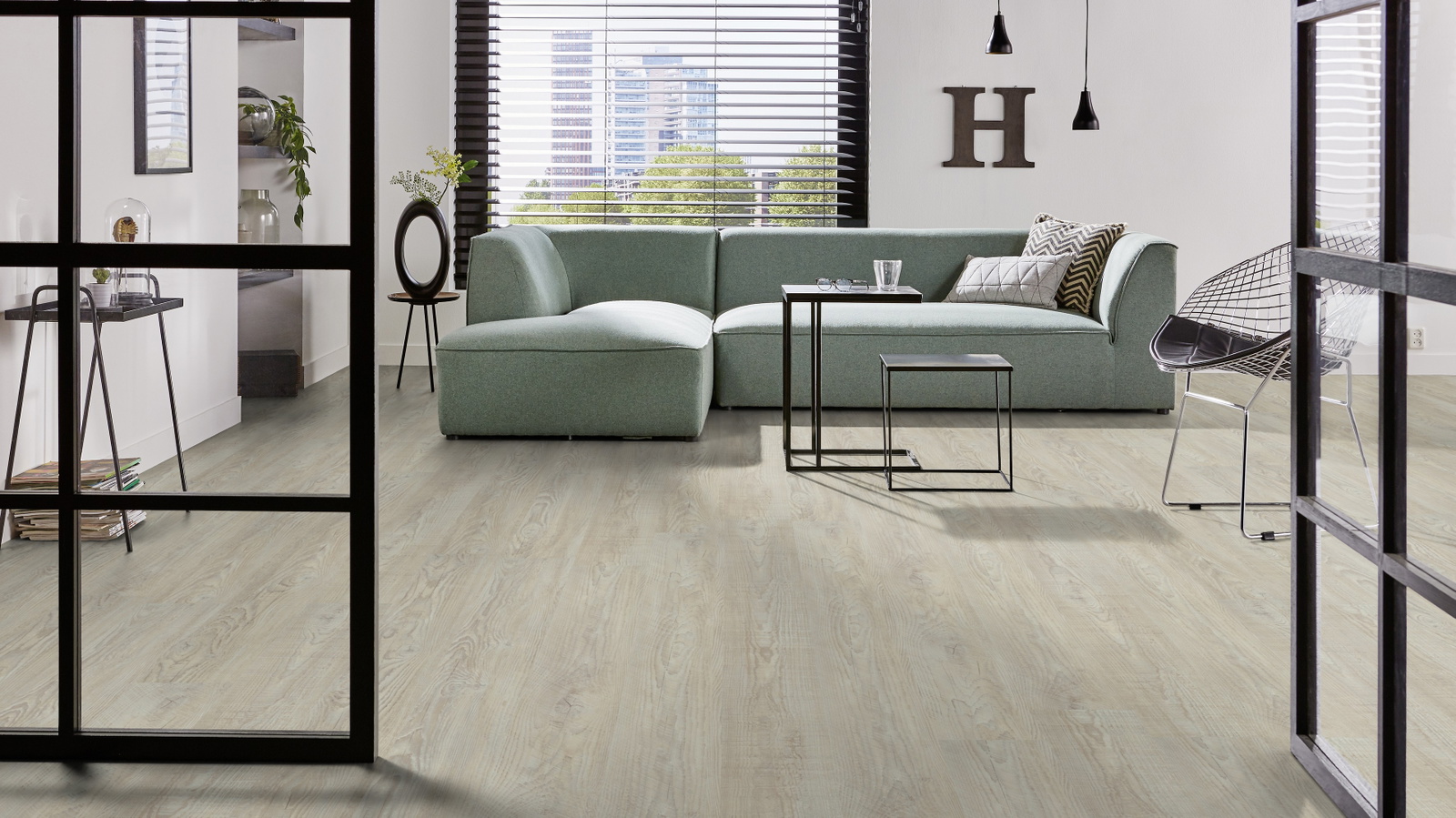 Milieubild Modernes Wohnzimmer mit mintgrünem Sofa - Forbo Flooring 217633