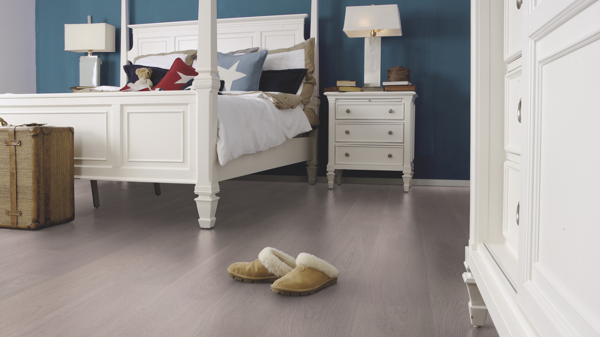 Milieubild Schlafzimmer im Landhaus-Stil - wineo Klebe-Bioboden PURLINE wineo 1000 wood L Soft Oak Silver Milieubild Schlafzimmer im Landhaus-Stil - wineo PL302R