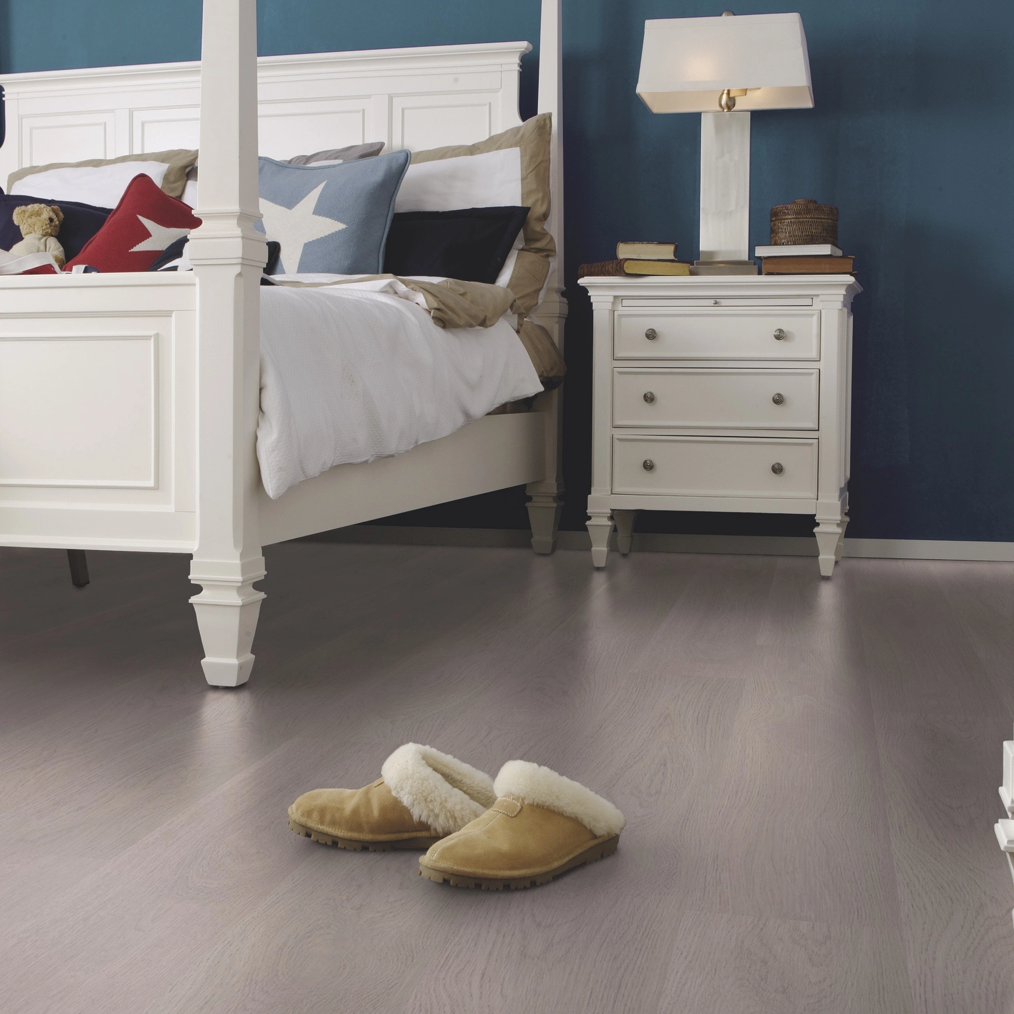 Milieubild Schlafzimmer im Landhaus-Stil - wineo Klebe-Bioboden PURLINE wineo 1000 wood L Soft Oak Silver Milieubild Schlafzimmer im Landhaus-Stil - wineo PL302R