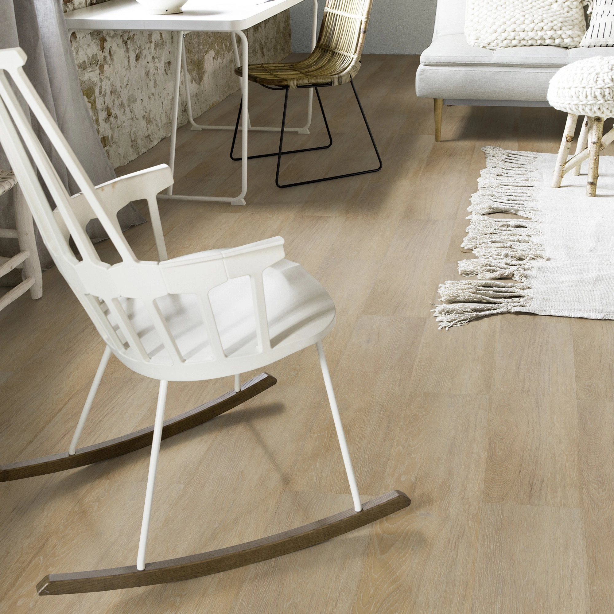 Milieubild Wohnzimmer mit Schaukelstuhl im skandinavischen Stil - Forbo Flooring Klick-Vinyl Enduro Click Decibel 0.55 Golden Oak Milieubild Wohnzimmer mit Schaukelstuhl im skandinavischen Stil - Forbo Flooring 253432
