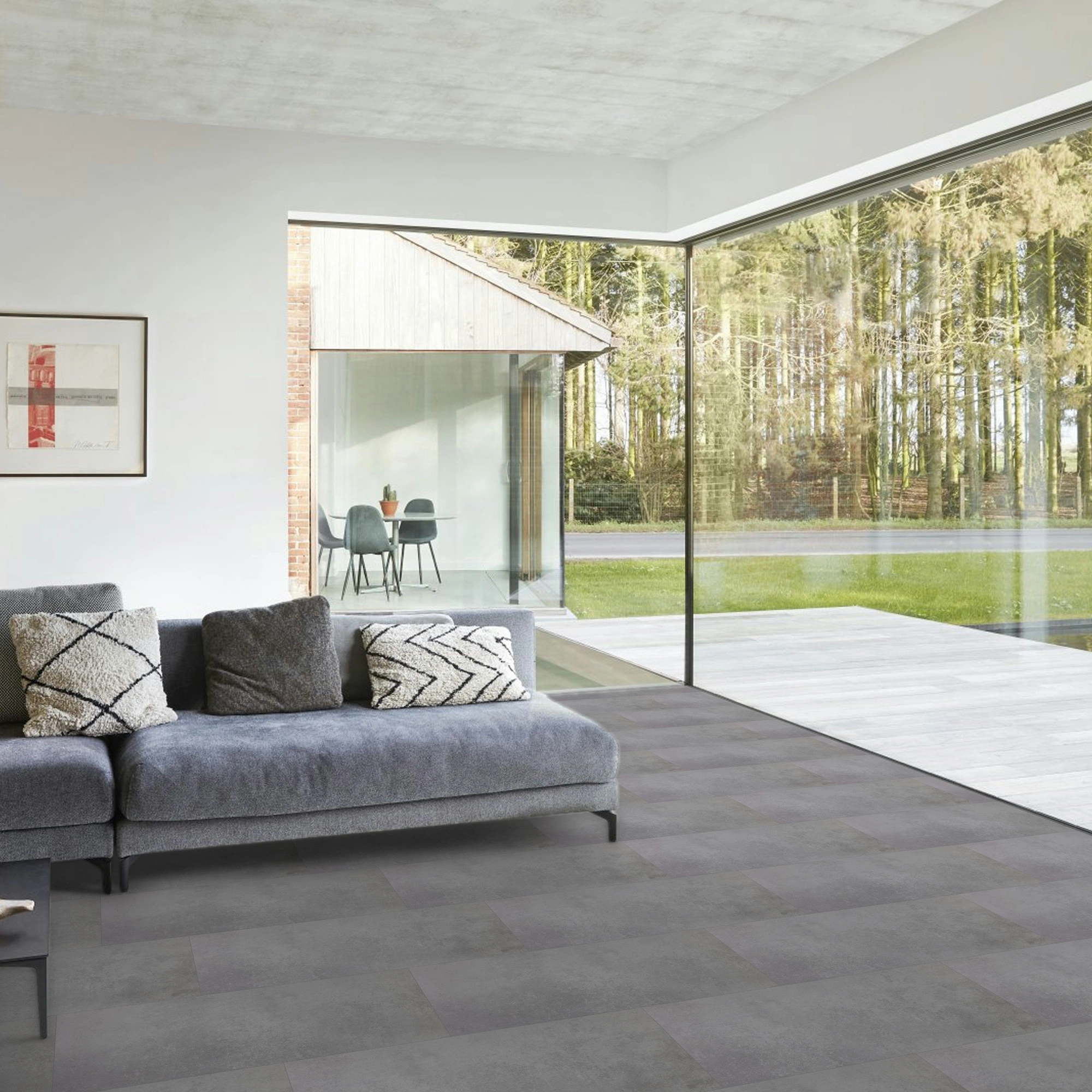 Milieubild Modernes Wohnzimmer mit Fensterfront - BerryAlloc Klebe-Vinyl Zenn Gluedown 55 Fuji Milieubild Modernes Wohnzimmer mit Fensterfront - BerryAlloc 60002261