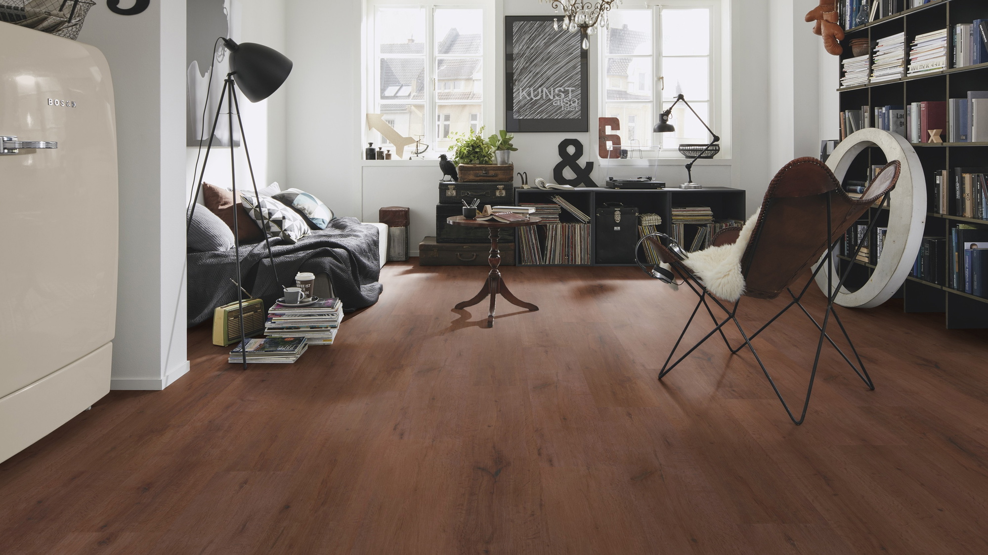Milieubild Kompaktes Wohnzimmer mit Bücherregal - wineo Klick-Bioboden PURLINE wineo 1000 wood XL Rustic Oak Coffee Milieubild Kompaktes Wohnzimmer mit Bücherregal - wineo PLC316R