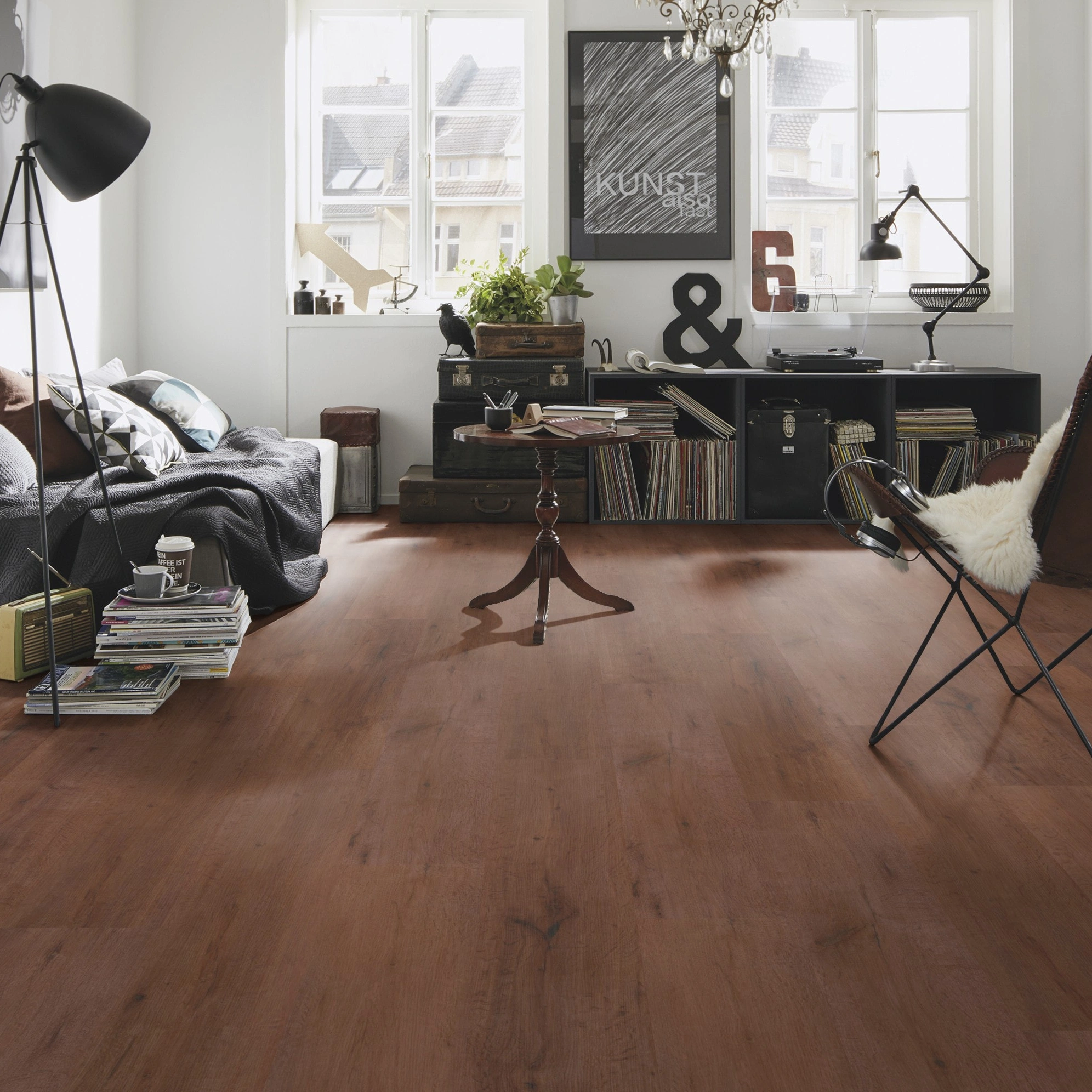 Milieubild Kompaktes Wohnzimmer mit Bücherregal - wineo Klick-Bioboden PURLINE wineo 1000 wood XL Rustic Oak Coffee Milieubild Kompaktes Wohnzimmer mit Bücherregal - wineo PLC316R