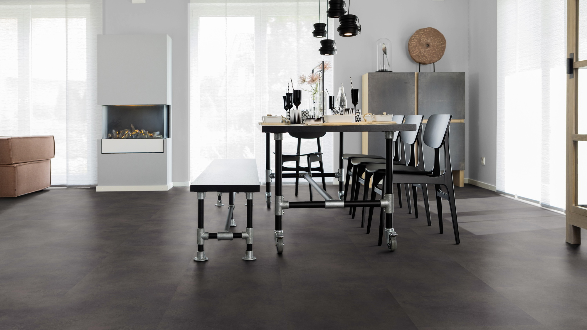 Milieubild Esszimmer mit Kamin - wineo Klebe-Bioboden PURLINE wineo 1500 stone XL Loft Concrete Dark Milieubild Esszimmer mit Kamin - wineo PL15400SXL