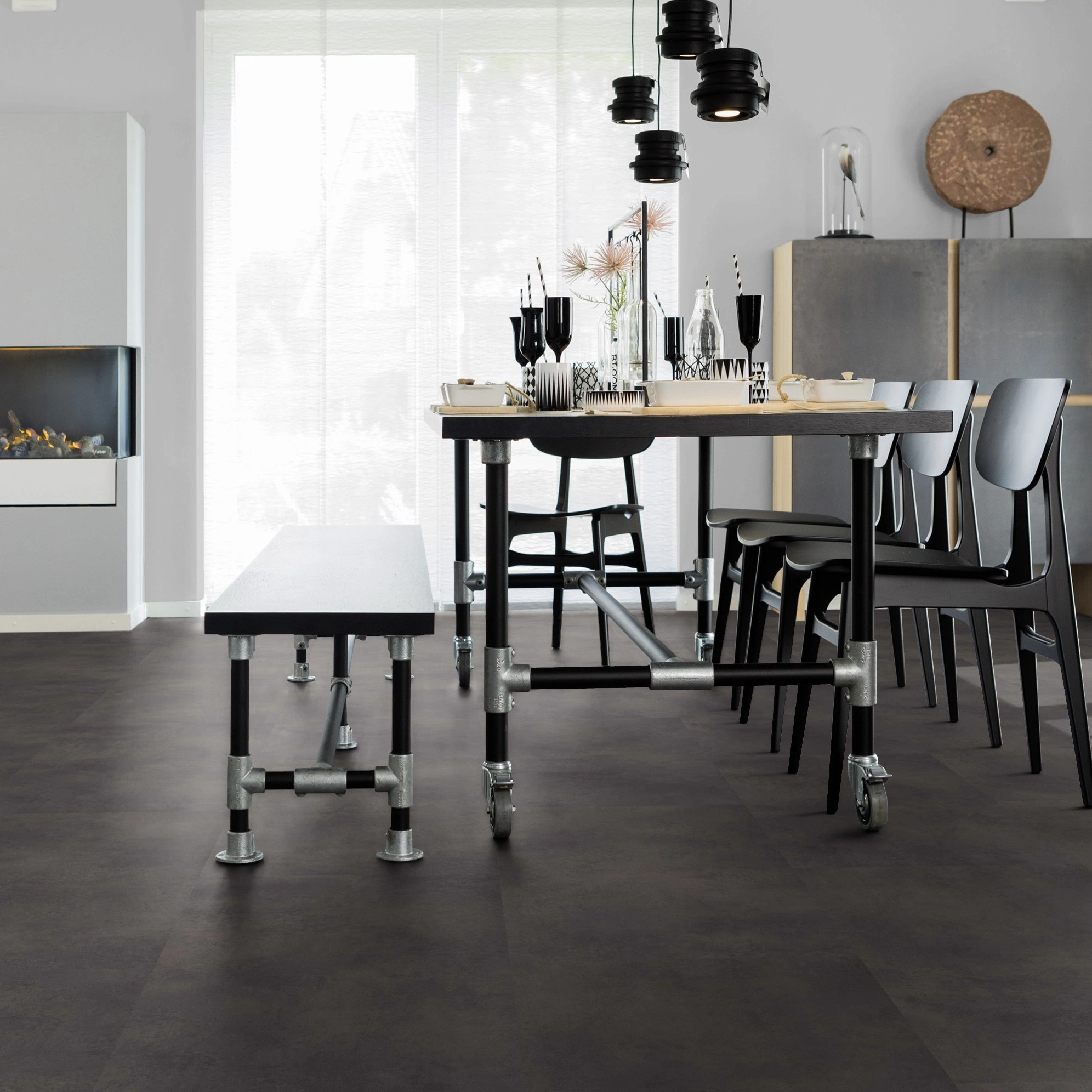 Milieubild Esszimmer mit Kamin - wineo Klebe-Bioboden PURLINE wineo 1500 stone XL Loft Concrete Dark Milieubild Esszimmer mit Kamin - wineo PL15400SXL
