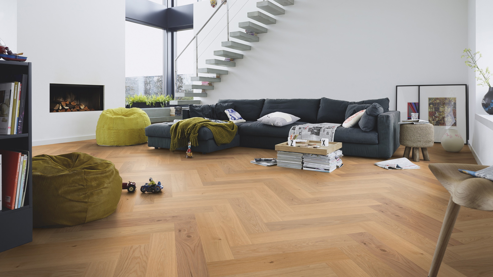 Milieubild Modernes Wohnzimmer mit Kamin - MEISTER Holzboden HS 500 Lindura Eiche classic Milieubild Modernes Wohnzimmer mit Kamin - MEISTER 500010-0700140-08925