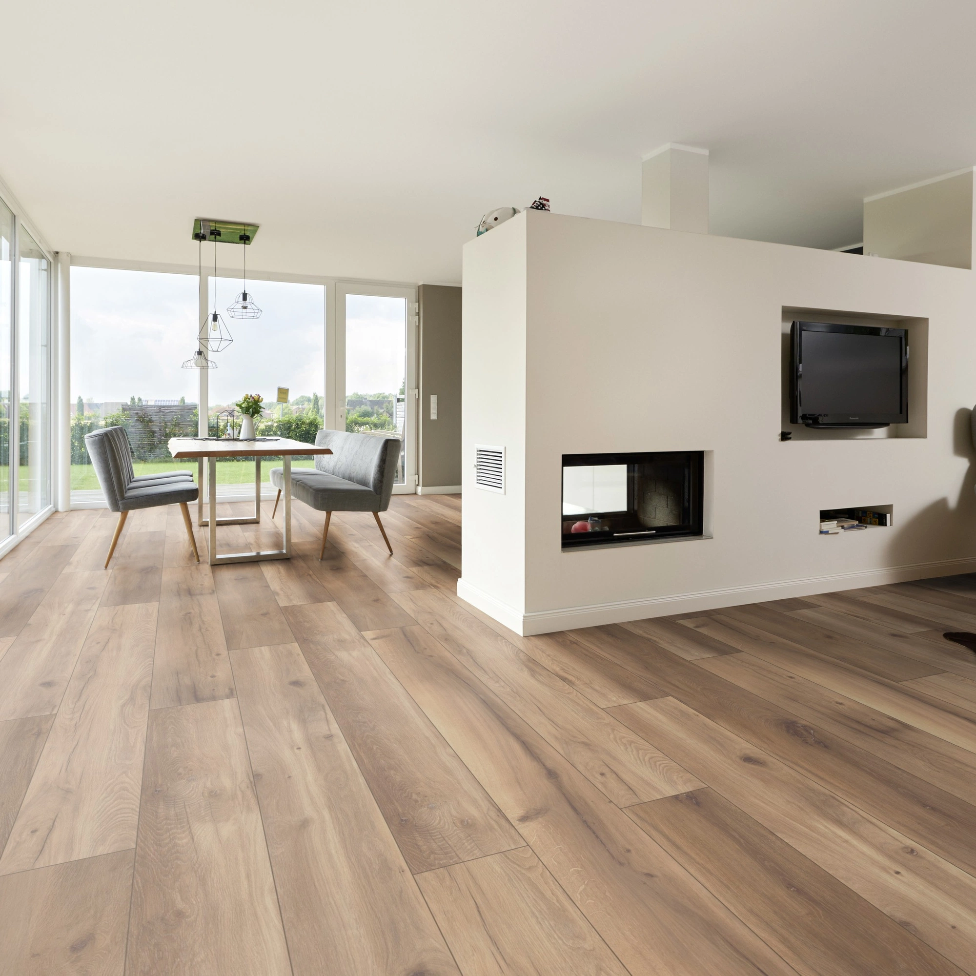 Milieubild Wohnzimmer mit Essbereich und Kamin - ter Hürne HDF Klick-Designboden Dureco Silent Grand Edition Eiche Mykonos Milieubild Wohnzimmer mit Essbereich und Kamin - ter Hürne 1101330012