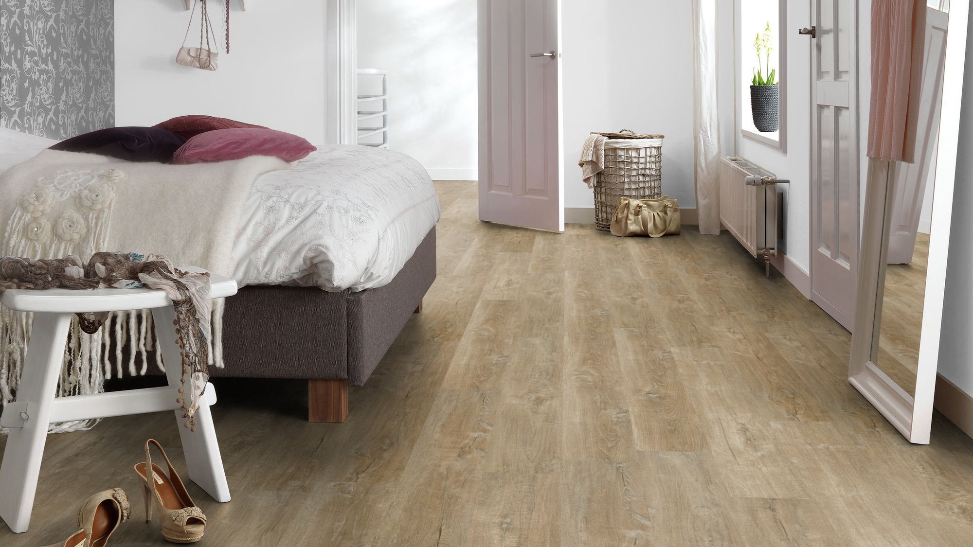Milieubild Schlafzimmer mit Hocker - Forbo Flooring Klebe-Vinyl Enduro Dryback Wood Natural Timber Milieubild Schlafzimmer mit Hocker - Forbo Flooring 217628