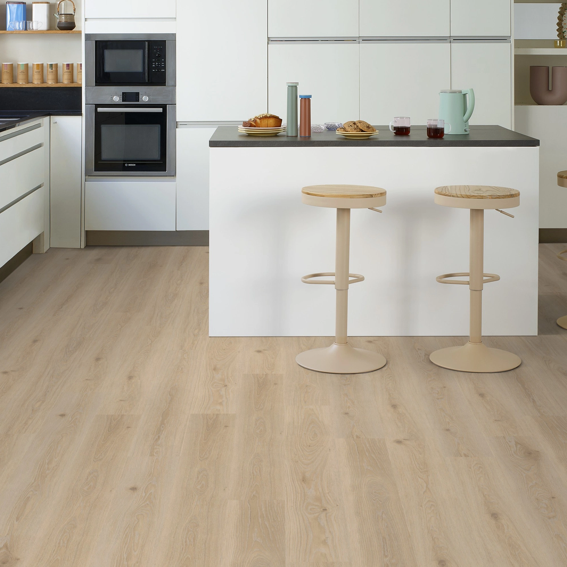 Milieubild Moderne Küche mit Küchenblock - Tarkett Rigid Klick-Designboden iD Evolution Rigid Home Highland Oak Beige Milieubild Moderne Küche mit Küchenblock - Tarkett 280041004