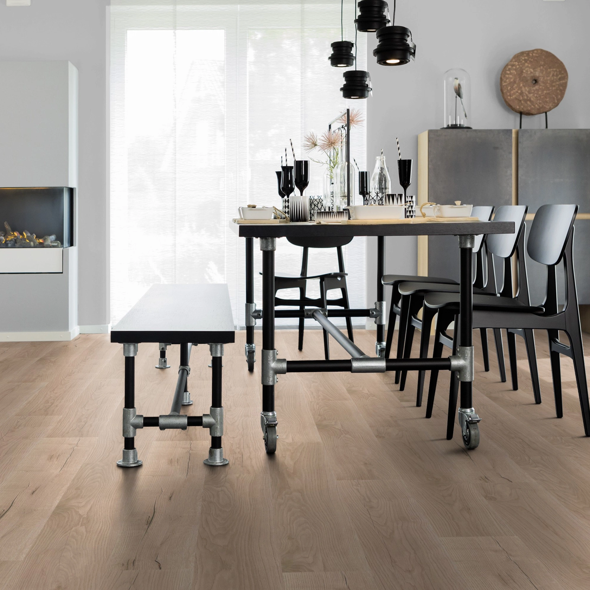 Milieubild Esszimmer mit Kamin - wineo Klebe-Bioboden PURLINE wineo 1000 wood L Comfort Oak Sand Milieubild Esszimmer mit Kamin - wineo PL298R