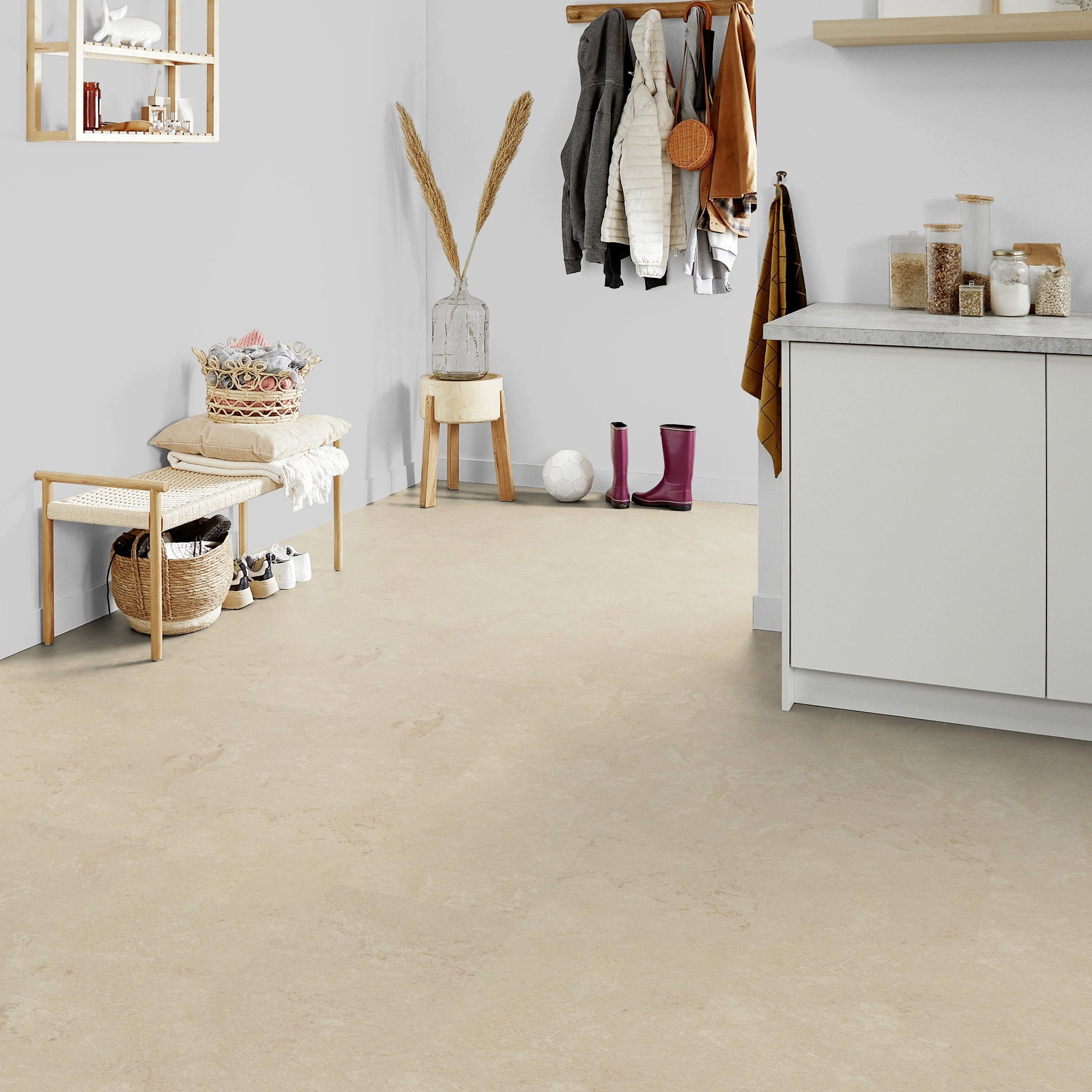 Milieubild Kompakte Küchenzeile im offenen Wohnbereich - Forbo Flooring Marmoleum Click Cloudy Sand Milieubild Kompakte Küchenzeile im offenen Wohnbereich - Forbo Flooring 176492