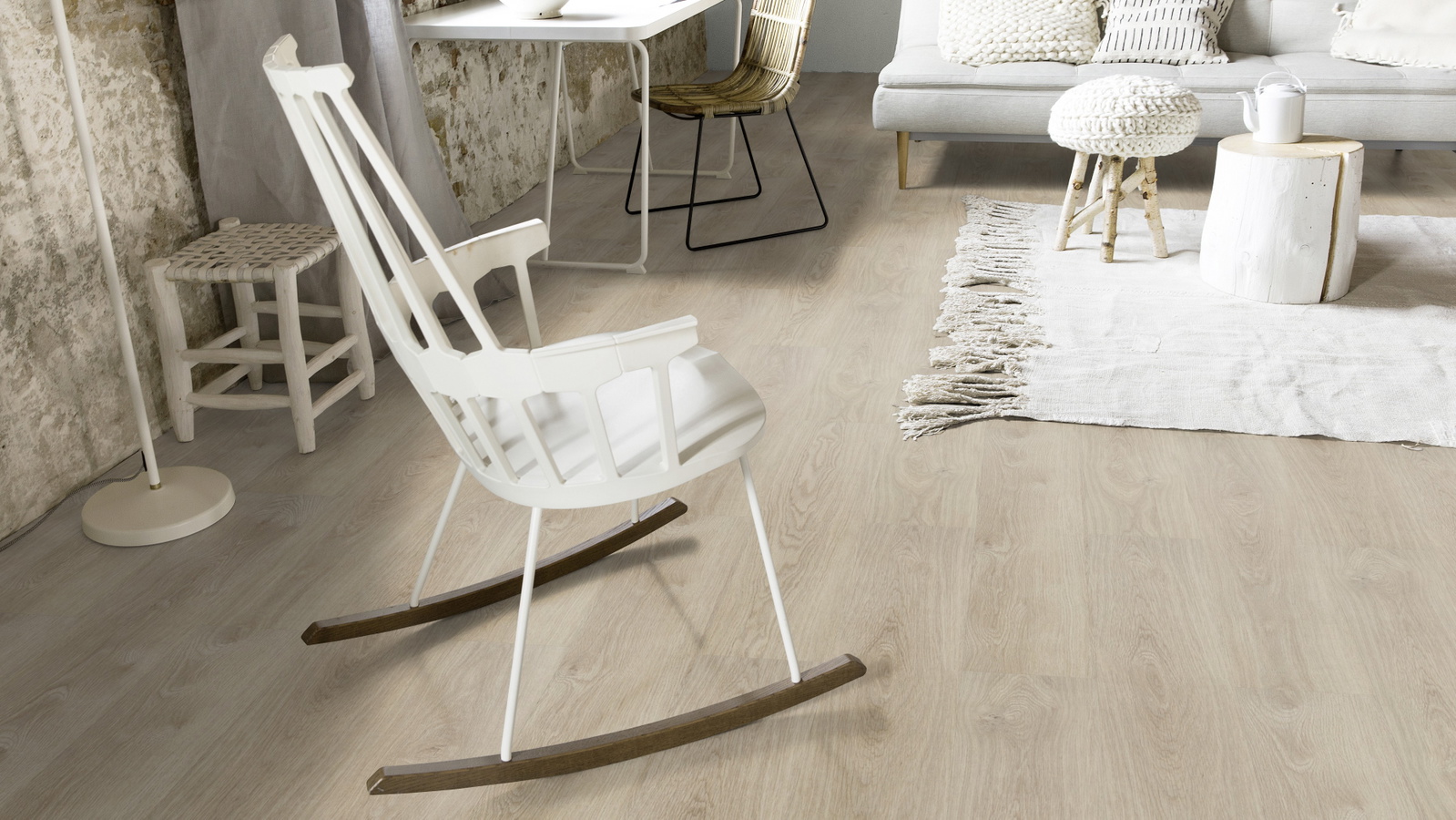 Milieubild Wohnzimmer mit Schaukelstuhl im skandinavischen Stil - Forbo Flooring 253435
