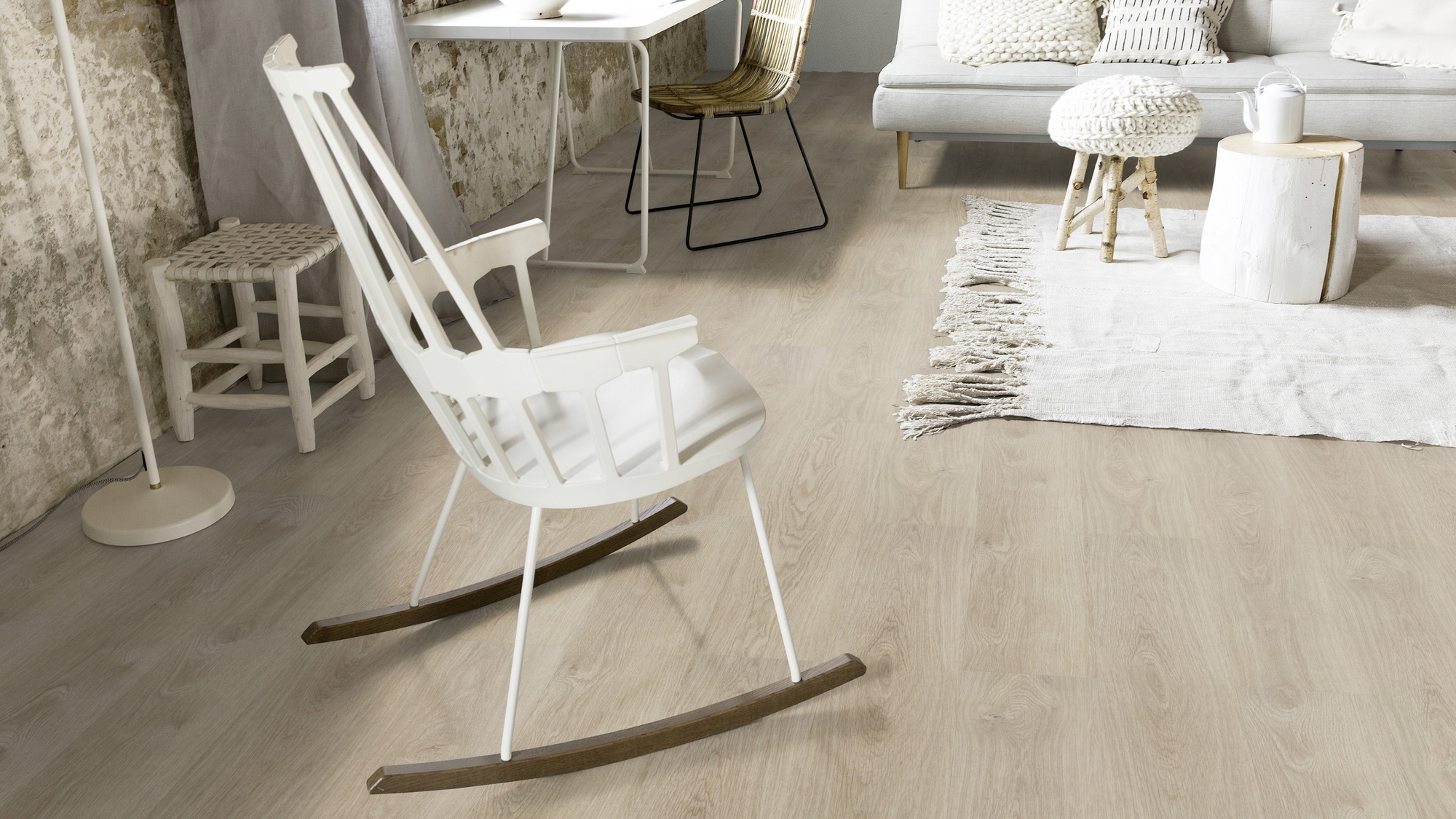 Milieubild Wohnzimmer mit Schaukelstuhl im skandinavischen Stil - Forbo Flooring Klick-Vinyl Enduro Click Decibel 0.55 Washed Oak Milieubild Wohnzimmer mit Schaukelstuhl im skandinavischen Stil - Forbo Flooring 253435