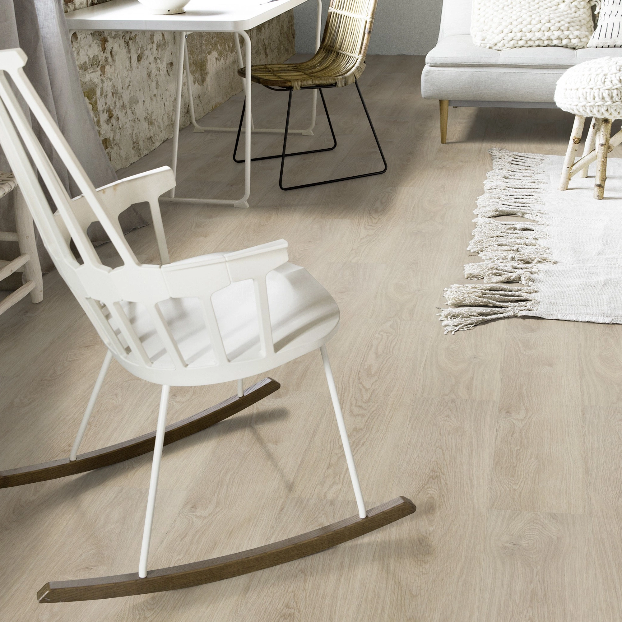 Milieubild Wohnzimmer mit Schaukelstuhl im skandinavischen Stil - Forbo Flooring Klick-Vinyl Enduro Click Decibel 0.55 Washed Oak Milieubild Wohnzimmer mit Schaukelstuhl im skandinavischen Stil - Forbo Flooring 253435