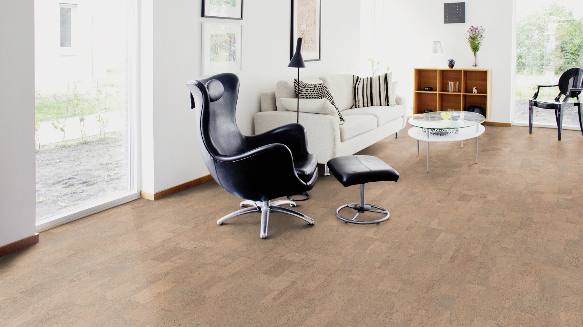 Milieubild Wohnzimmer mit Sessel und bodentiefem Fenster - Wicanders Wise HDF Klick-Korkboden cork Essence Identity Champagne Milieubild Wohnzimmer mit Sessel und bodentiefem Fenster - Wicanders Wise 80001653