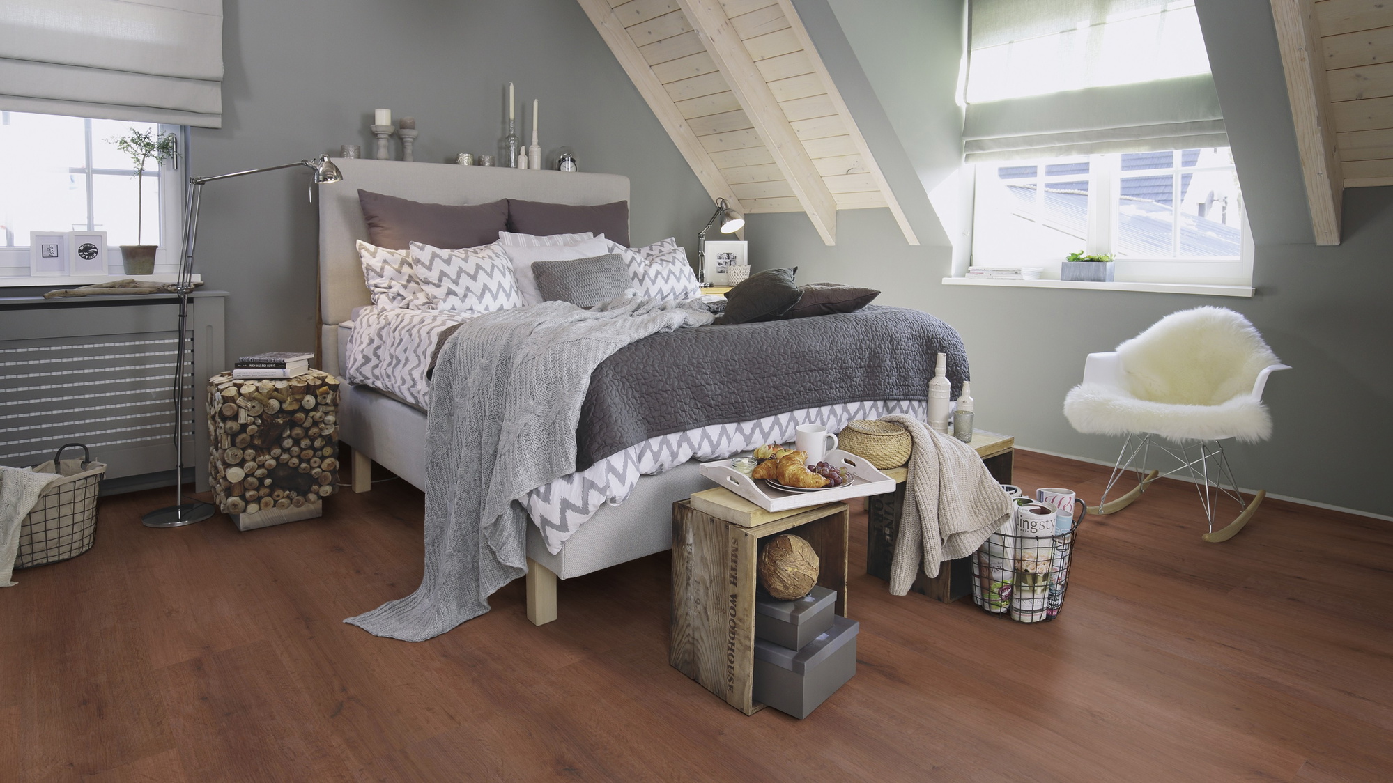 Milieubild Schlafzimmer im modernen Dachgeschoss - wineo Klick-Bioboden PURLINE wineo 1000 wood XL Rustic Oak Coffee Milieubild Schlafzimmer im modernen Dachgeschoss - wineo PLC316R