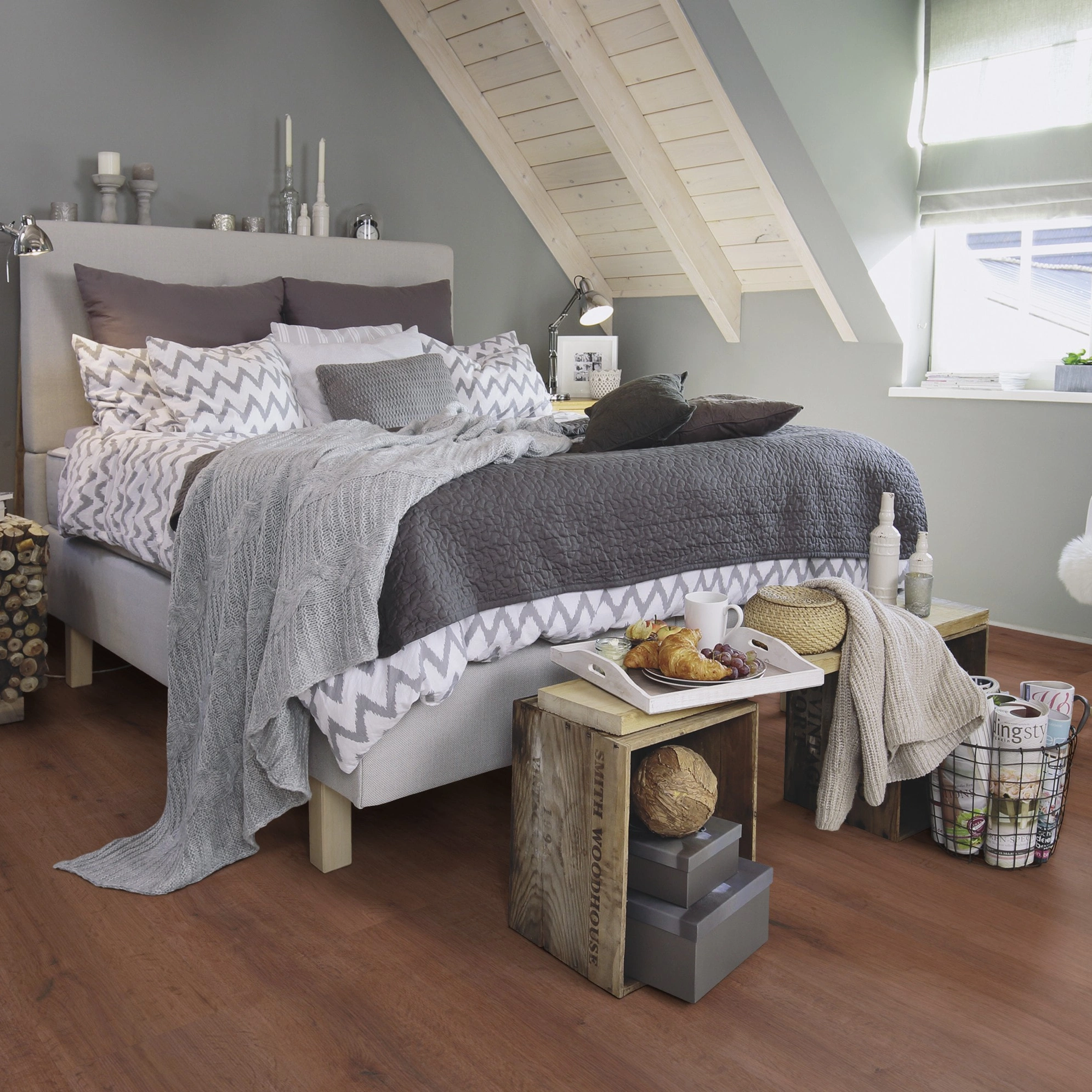 Milieubild Schlafzimmer im modernen Dachgeschoss - wineo Klick-Bioboden PURLINE wineo 1000 wood XL Rustic Oak Coffee Milieubild Schlafzimmer im modernen Dachgeschoss - wineo PLC316R