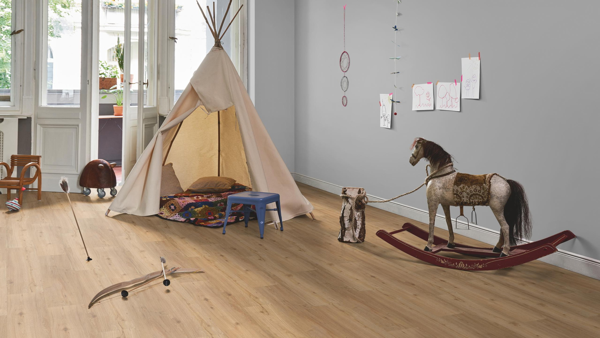 Milieubild Kinderzimmer in Stadtwohnung - Parador Klebe-Vinyl Classic 2025 Eiche natur Milieubild Kinderzimmer in Stadtwohnung - Parador 1748872