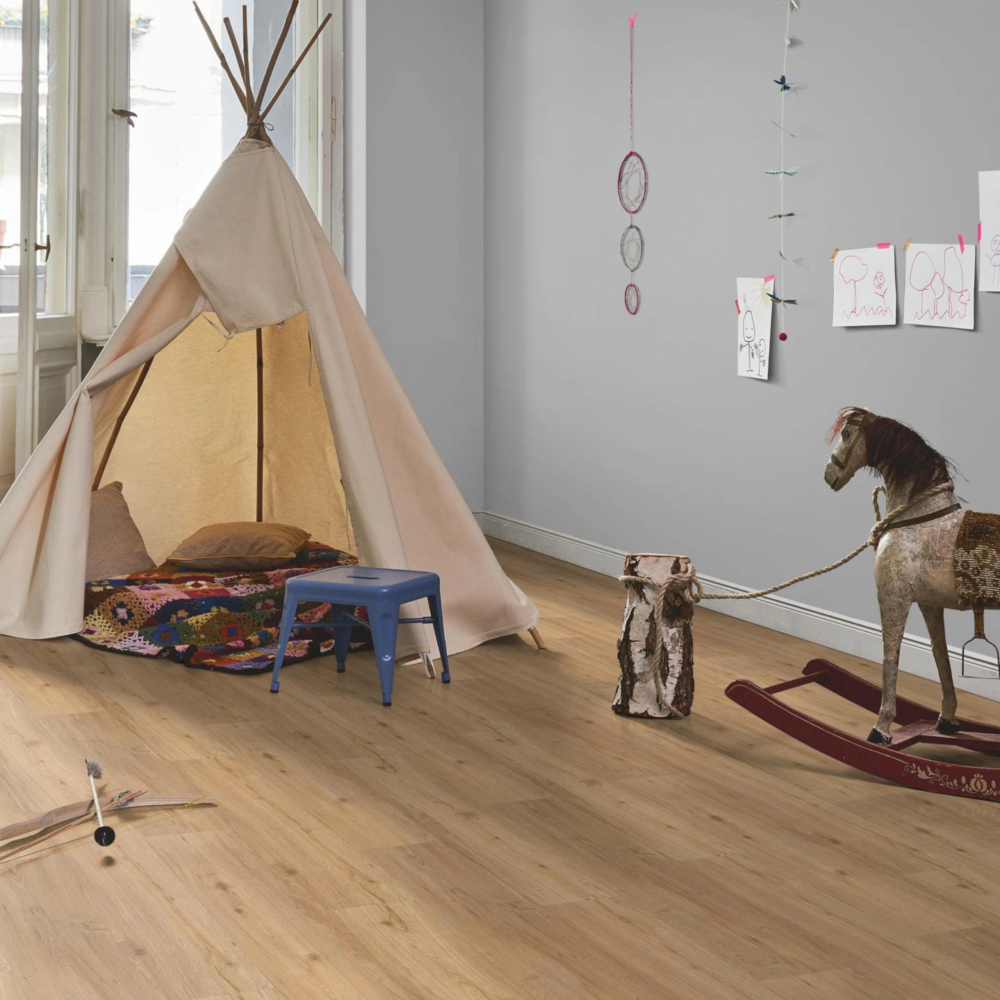 Milieubild Kinderzimmer in Stadtwohnung - Parador Klebe-Vinyl Classic 2025 Eiche natur Milieubild Kinderzimmer in Stadtwohnung - Parador 1748872