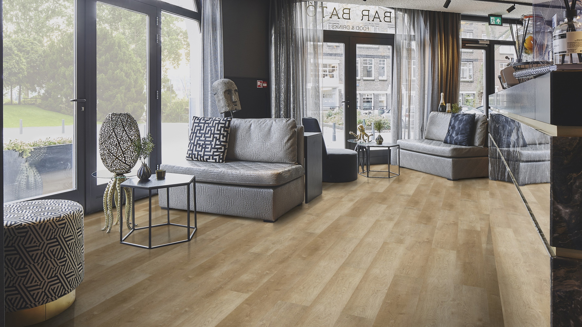 Milieubild Lounge in Hotelbar - Forbo Flooring Klebe-Vinyl Enduro Dryback Wood Natural Warm Oak Milieubild Lounge in Hotelbar - Forbo Flooring 217631