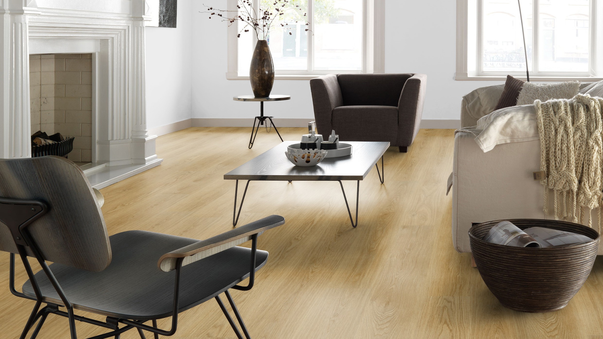 Milieubild Altbau-Wohnzimmer mit Kamin - Forbo Flooring Klebe-Vinyl Enduro Dryback Wood Pure Oak Milieubild Altbau-Wohnzimmer mit Kamin - Forbo Flooring 217620