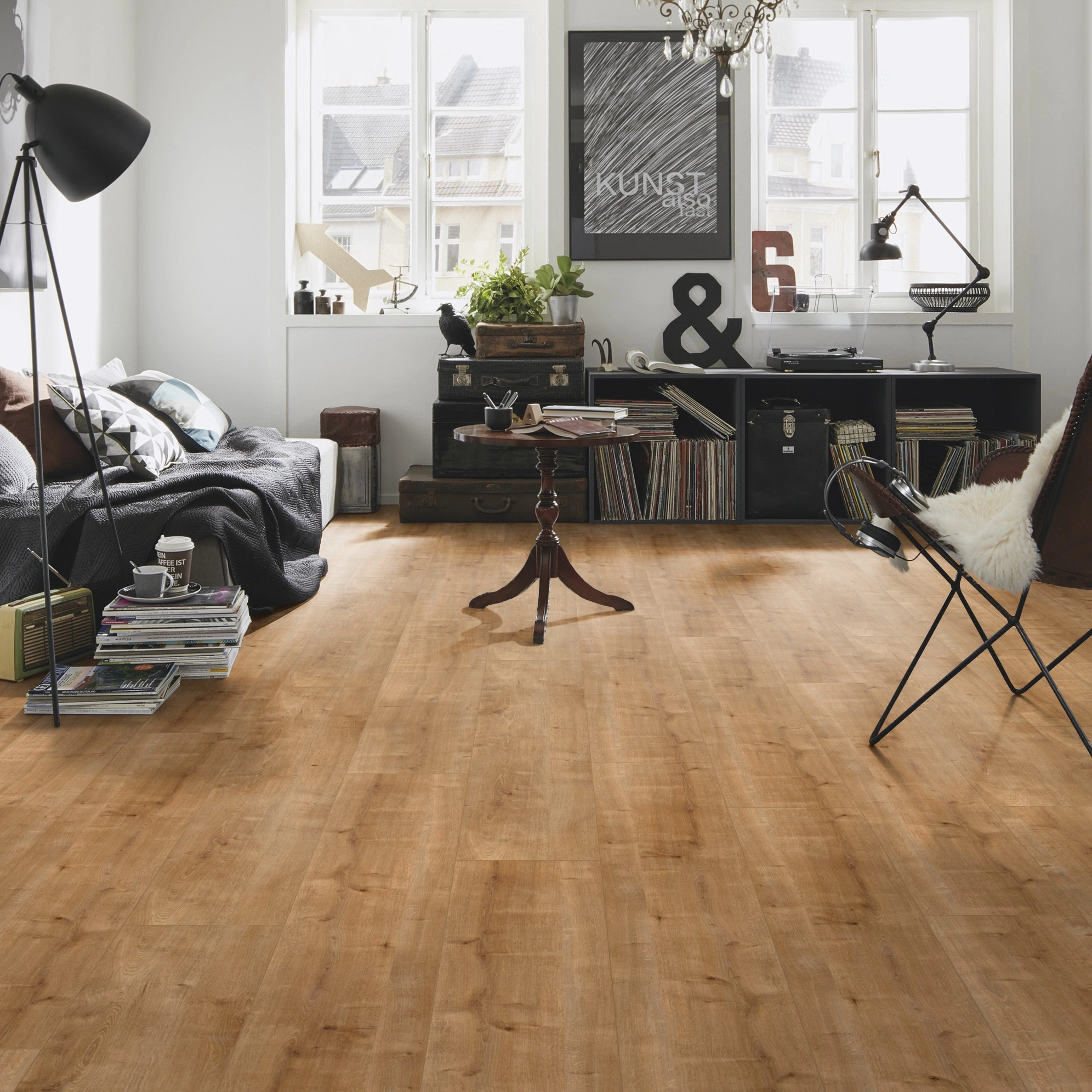 Milieubild Kompaktes Wohnzimmer mit Bücherregal - wineo Klebe-Bioboden PURLINE wineo 1200 wood XL Hello Martha Milieubild Kompaktes Wohnzimmer mit Bücherregal - wineo PL076R