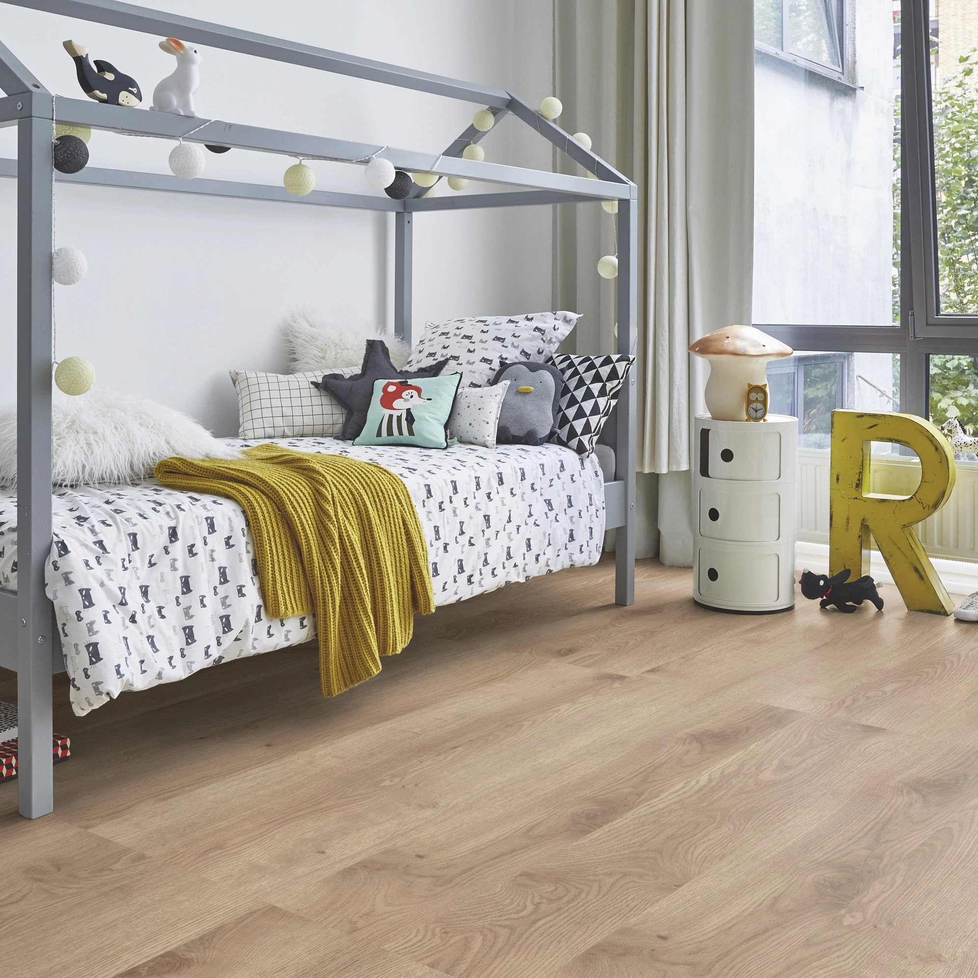 Milieubild Kinderschlafzimmer mit Bett im Hausdesign - Tarkett Klebe-Vinyl iD Inspiration 55 CLASSICS Contemporary Oak Natural Milieubild Kinderschlafzimmer mit Bett im Hausdesign - Tarkett 24513019