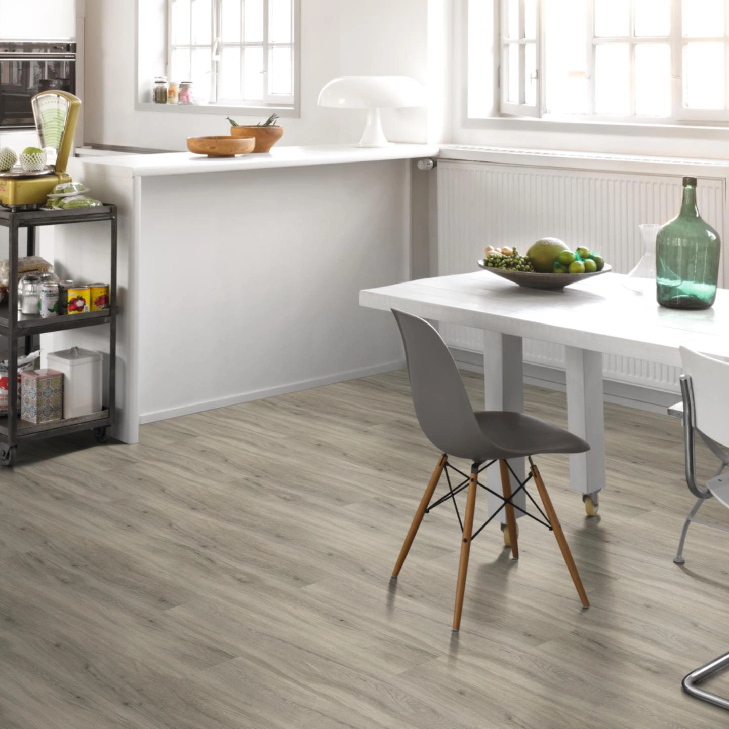 Milieubild Küche mit Essbereich - Parador HDF Klick-Vinyl Basic 30 Eiche pastellgrau Milieubild Küche mit Essbereich - Parador 1513441