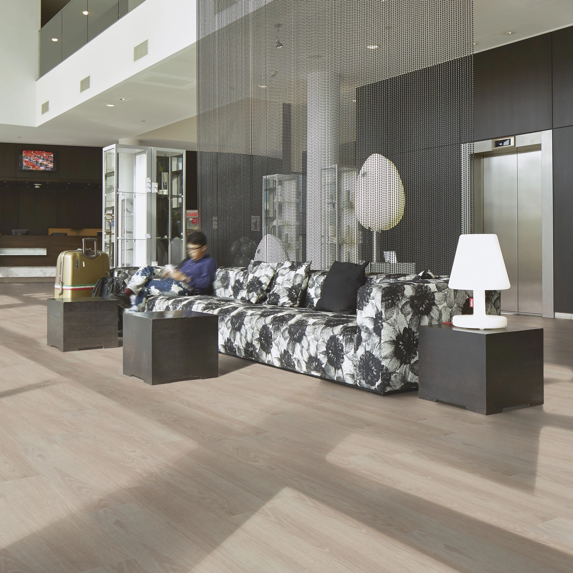 Milieubild Hotellobby mit Rezeption - Forbo Flooring Klebe-Vinyl Allura Dryback 0.55 Wood Bleached Timber Milieubild Hotellobby mit Rezeption - Forbo Flooring 243593