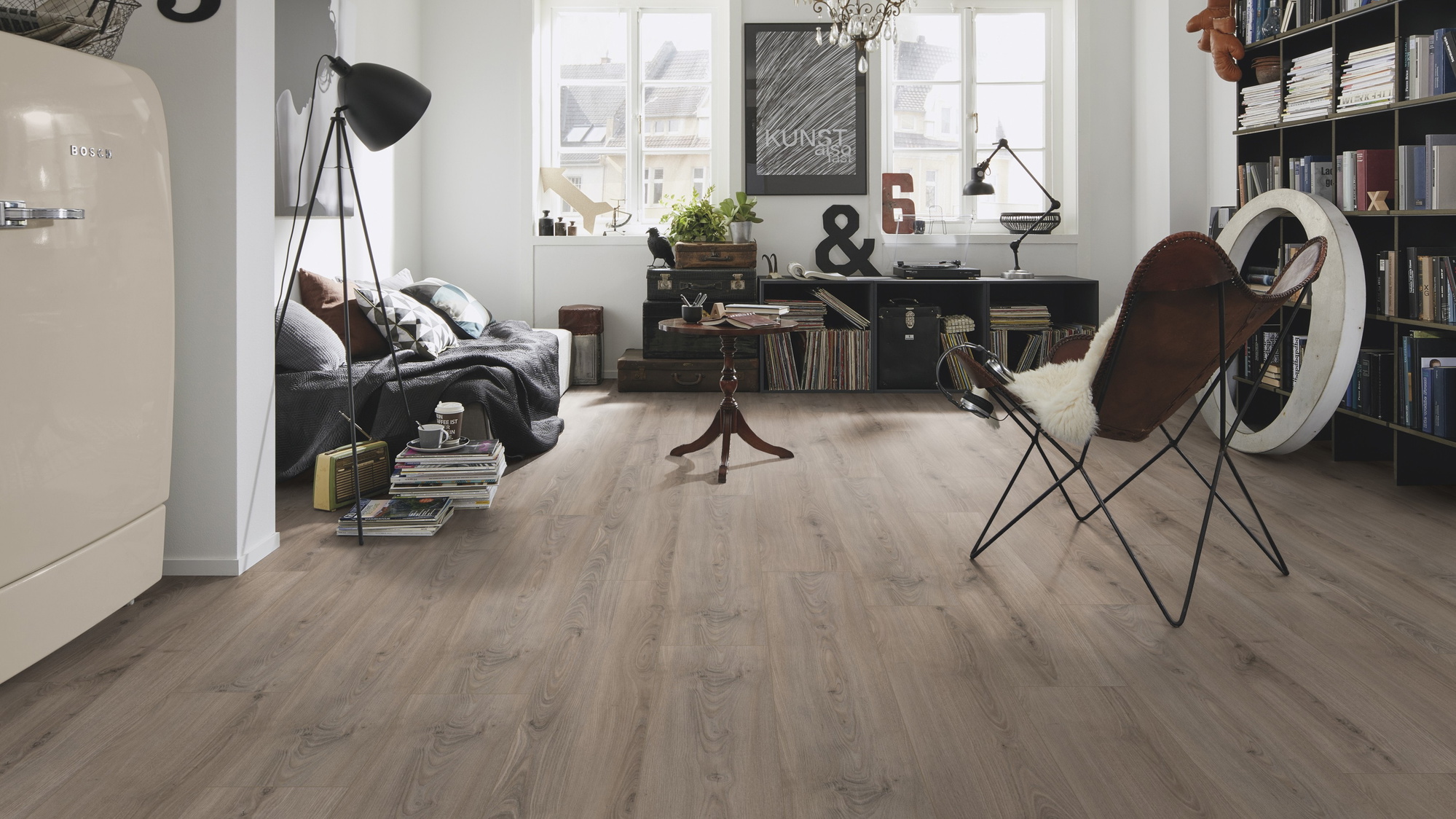 Milieubild Kompaktes Wohnzimmer mit Bücherregal - wineo PL084R