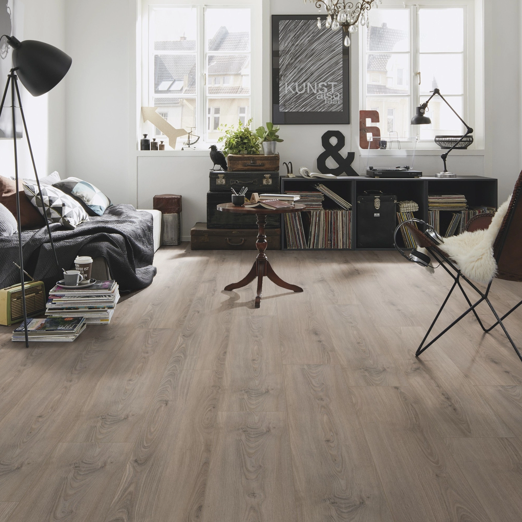 Milieubild Kompaktes Wohnzimmer mit Bücherregal - wineo Klebe-Bioboden PURLINE wineo 1200 wood XL Smile for Emma Milieubild Kompaktes Wohnzimmer mit Bücherregal - wineo PL084R