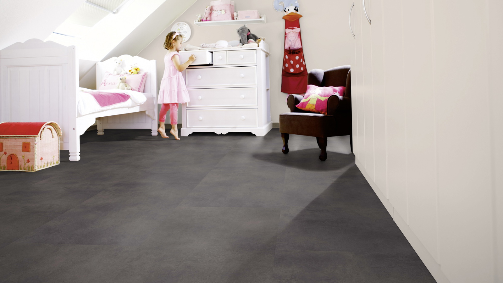 Milieubild Kinderzimmer mit weißer Kommode - wineo PL15400SXL