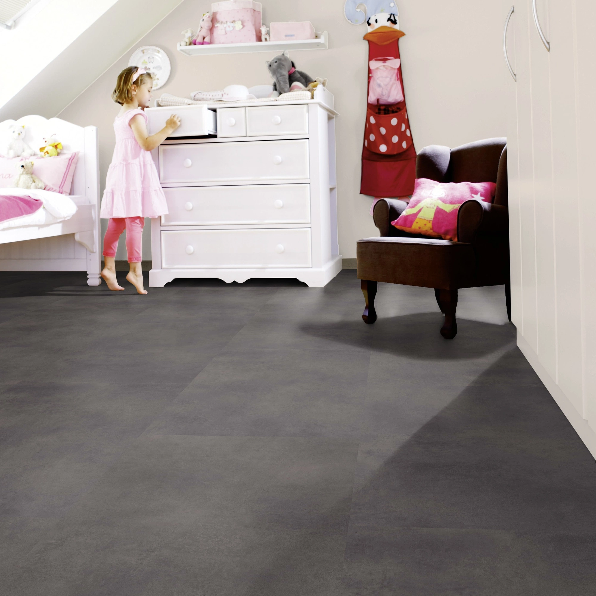 Milieubild Kinderzimmer mit weißer Kommode - wineo Klebe-Bioboden PURLINE wineo 1500 stone XL Loft Concrete Dark Milieubild Kinderzimmer mit weißer Kommode - wineo PL15400SXL