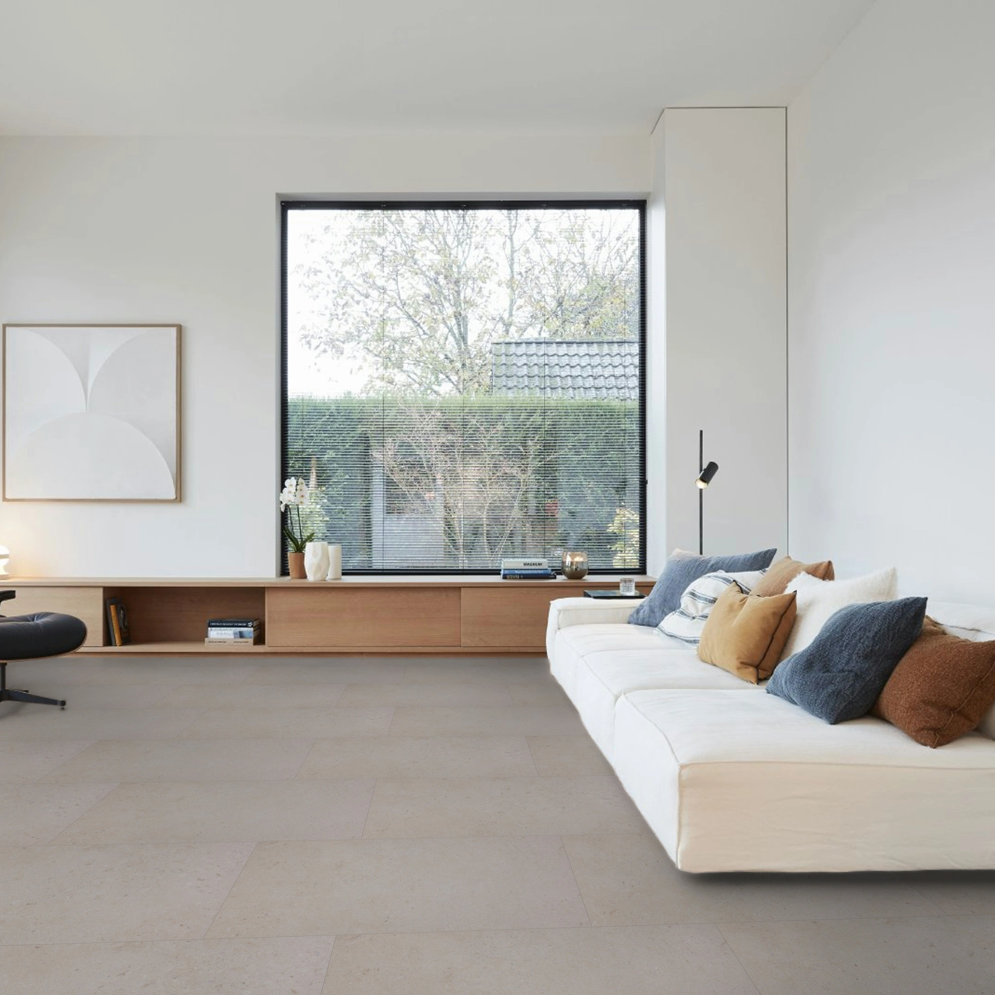Milieubild Großräumiges Wohnzimmer mit Couch - BerryAlloc Klebe-Vinyl Zenn Gluedown 55 Delhi Milieubild Großräumiges Wohnzimmer mit Couch - BerryAlloc 60002258