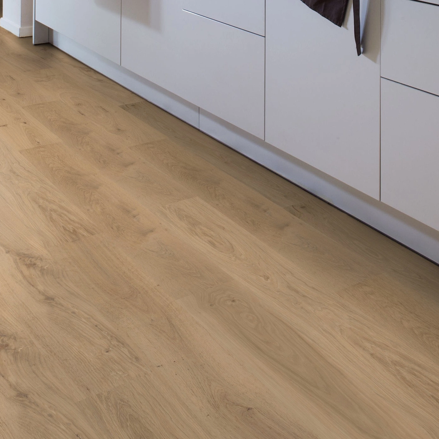 Milieubild Esszimmer mit Küchenblock - Wicanders Wise HDF Klick-Designboden wood Natural Natural Oak Almond Milieubild Esszimmer mit Küchenblock - Wicanders Wise 80003598