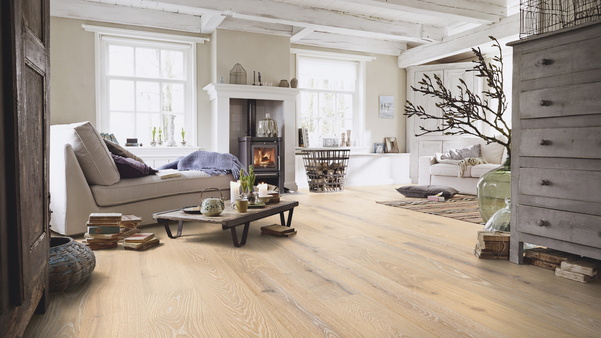 Milieubild Wohnzimmer im Landhaus-Stil - MEISTER Furnierboden HD 100 Natureflex Eiche lebhaft leichtweiß gekälkt Milieubild Wohnzimmer im Landhaus-Stil - MEISTER 500139-2200210-20016