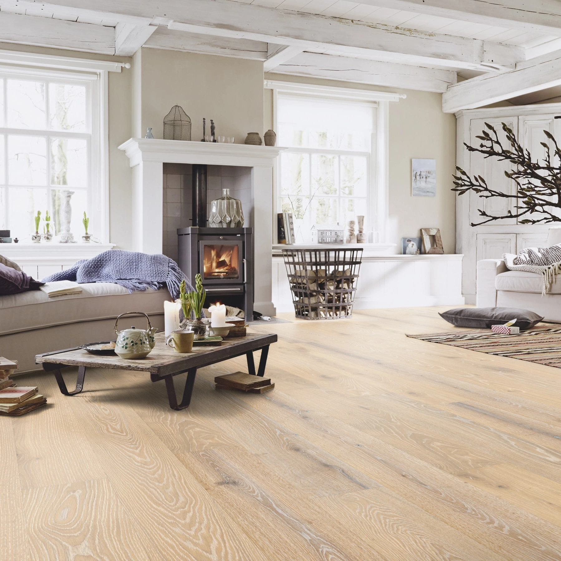 Milieubild Wohnzimmer im Landhaus-Stil - MEISTER Furnierboden HD 100 Natureflex Eiche lebhaft leichtweiß gekälkt Milieubild Wohnzimmer im Landhaus-Stil - MEISTER 500139-2200210-20016