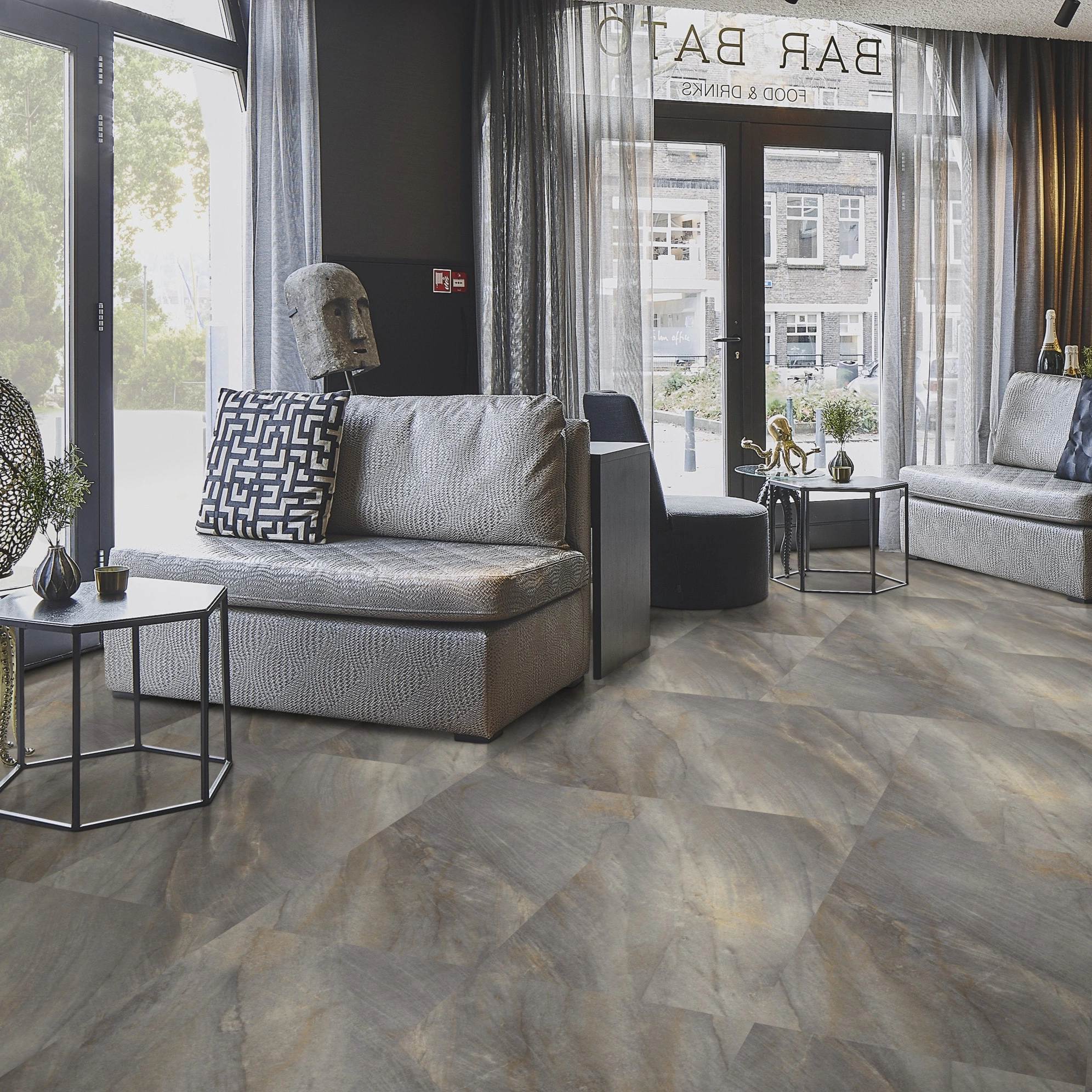 Milieubild Lounge in Hotelbar - Forbo Flooring Klebe-Vinyl Allura Dryback 0.55 Material Warm Natural Stone Milieubild Lounge in Hotelbar - Forbo Flooring 243669