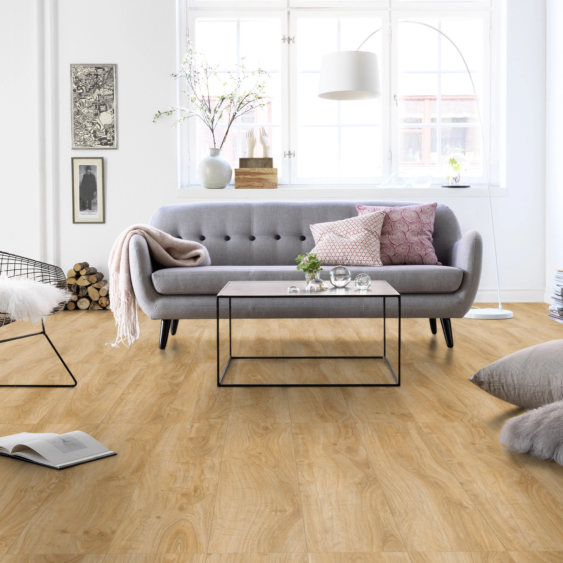 Milieubild Wohnzimmer in Stadtwohnung - Tarkett Klebe-Vinyl iD Inspiration 55 CLASSICS English Oak Classical Milieubild Wohnzimmer in Stadtwohnung - Tarkett 24513008