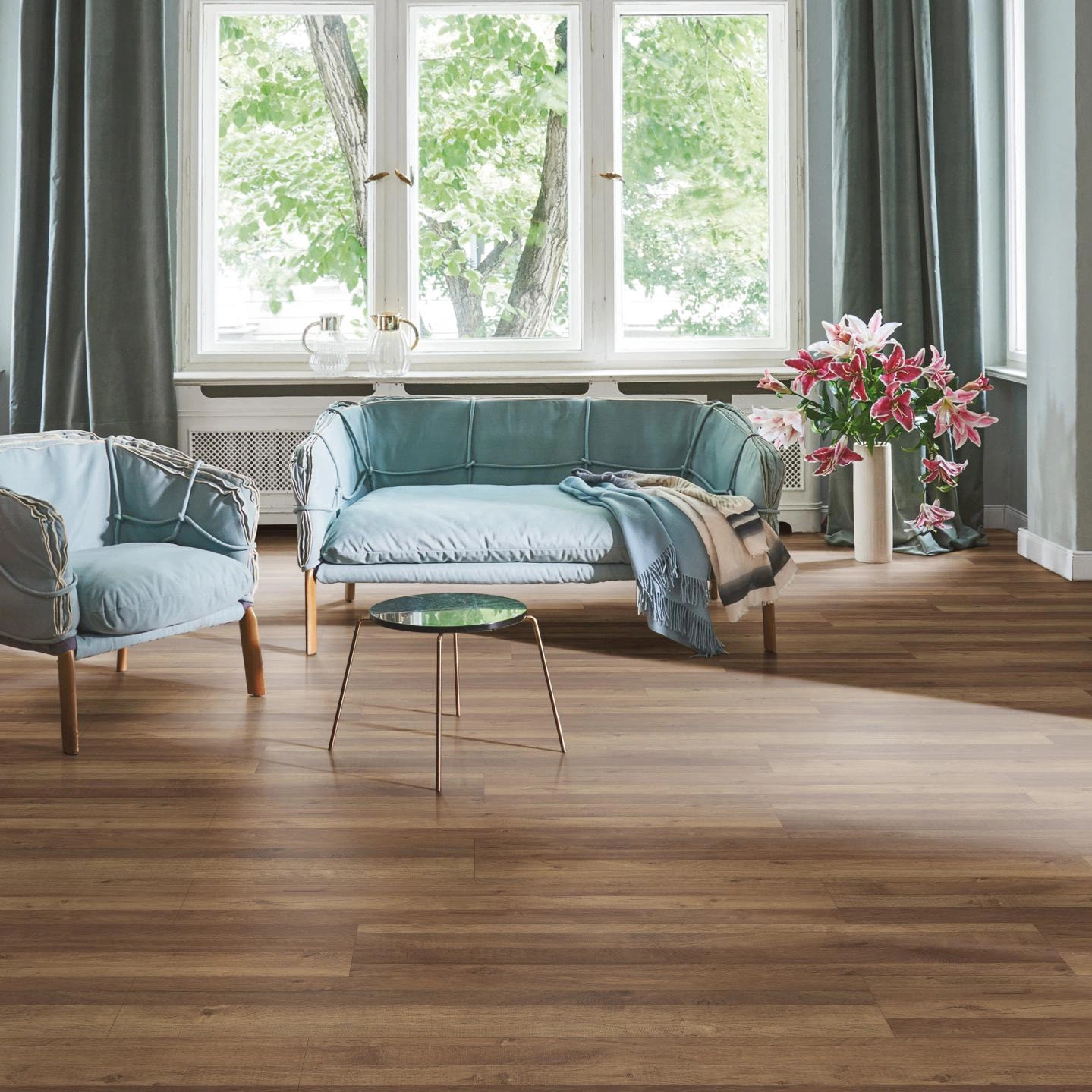 Milieubild Wohnzimmer in Stadtwohnung - Parador HDF Klick-Designboden Modular ONE Eiche Linea antik Milieubild Wohnzimmer in Stadtwohnung - Parador 1744551