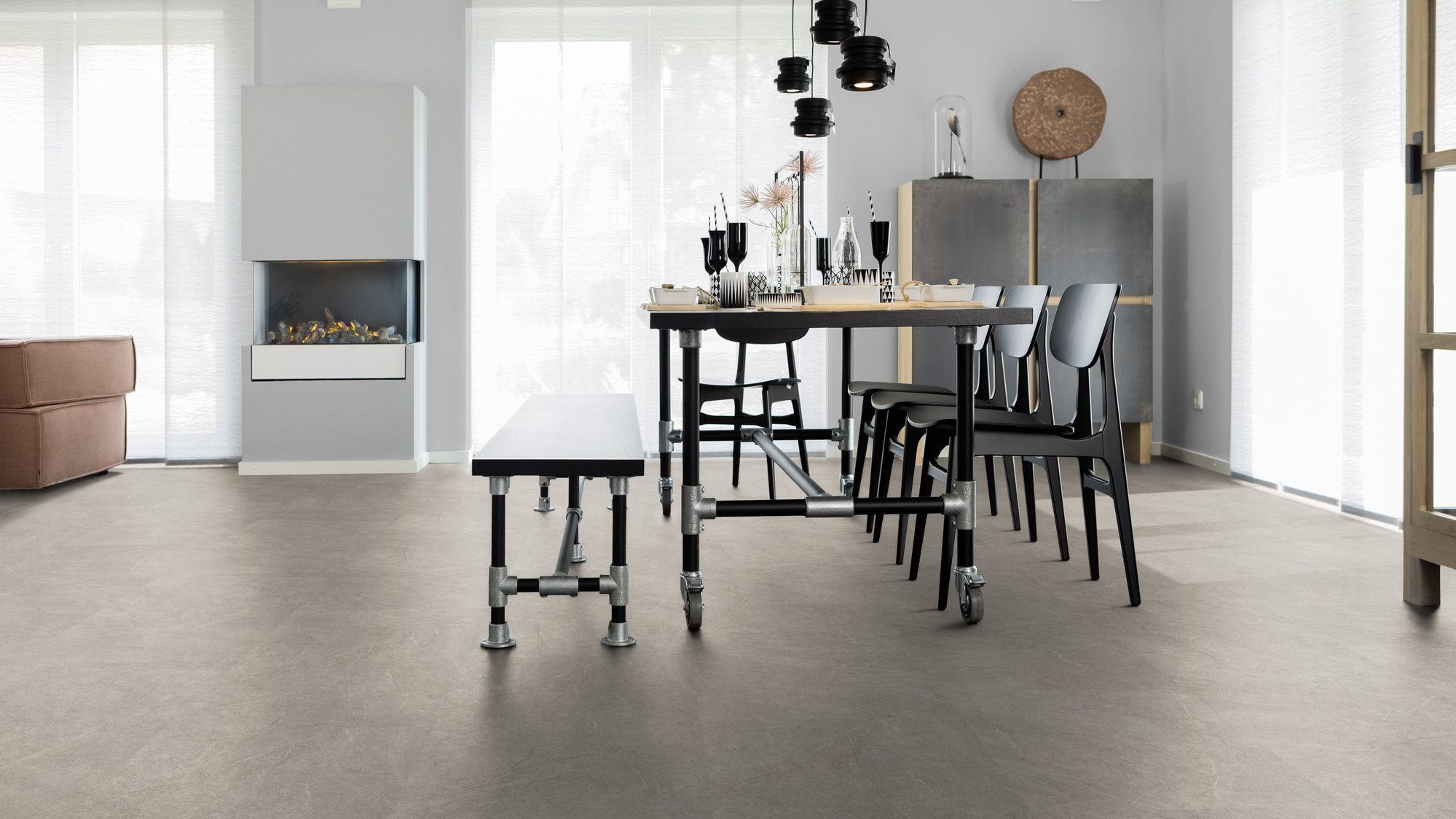 Milieubild Esszimmer mit Kamin - wineo Klebe-Bioboden PURLINE wineo 1500 stone XL Serene Marble Nature Milieubild Esszimmer mit Kamin - wineo PL15410SXL