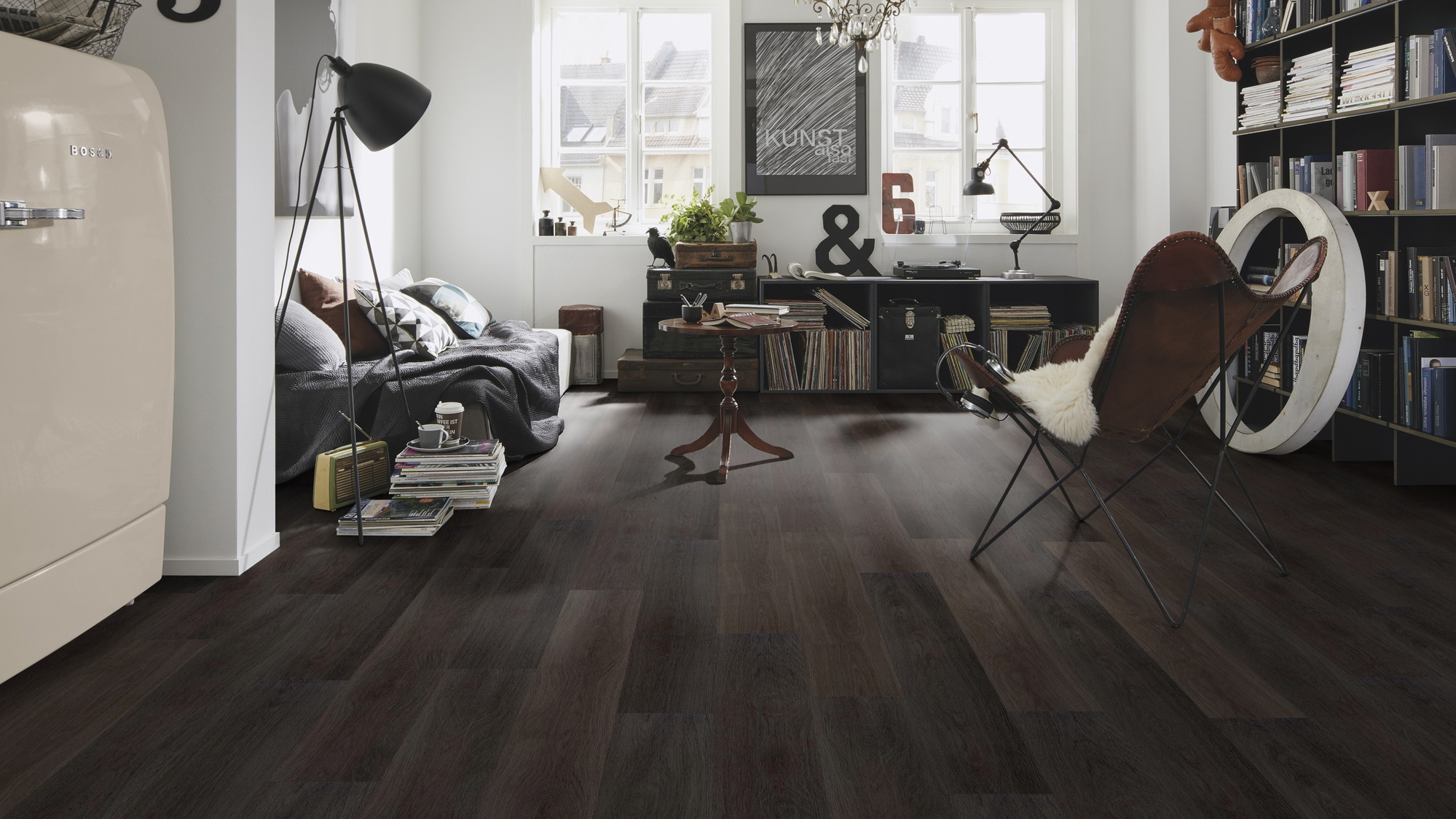 Milieubild Kompaktes Wohnzimmer mit Bücherregal - wineo Klick-Bioboden PURLINE wineo 1000 wood L Soft Oak Pepper Milieubild Kompaktes Wohnzimmer mit Bücherregal - wineo PLC304R