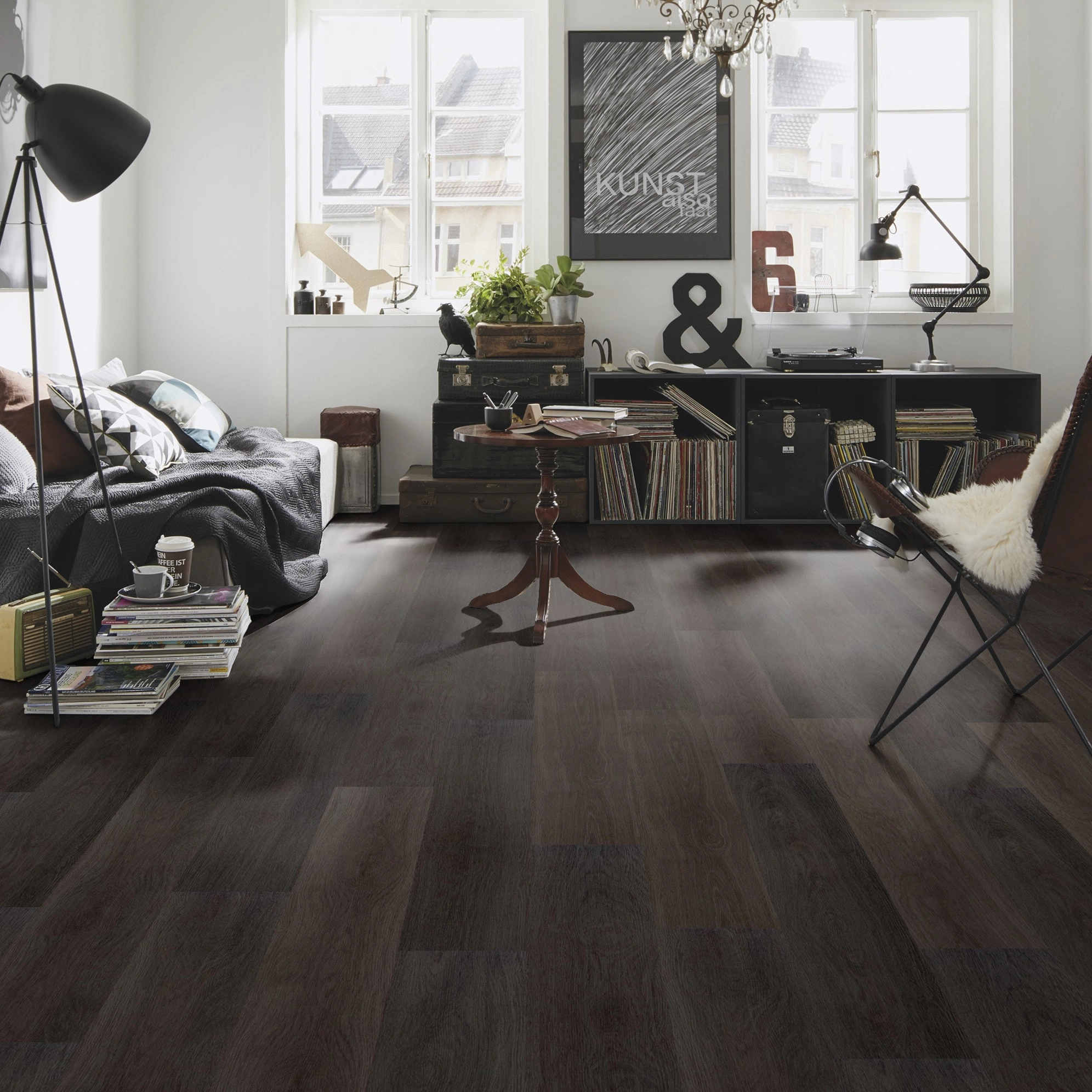 Milieubild Kompaktes Wohnzimmer mit Bücherregal - wineo Klick-Bioboden PURLINE wineo 1000 wood L Soft Oak Pepper Milieubild Kompaktes Wohnzimmer mit Bücherregal - wineo PLC304R