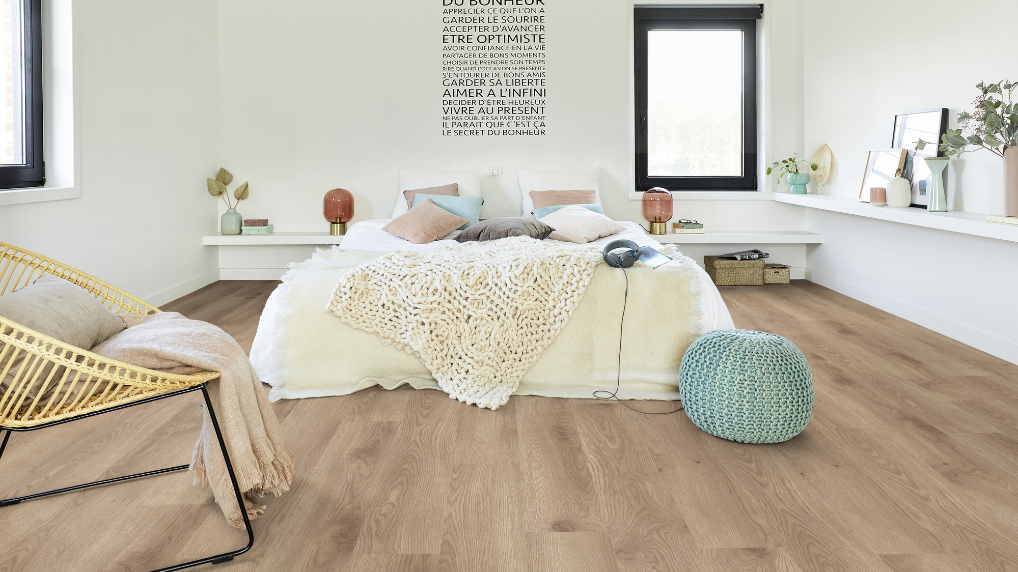 Milieubild Modernes Schlafzimmer - Bett mit Stuhl - Tarkett Klebe-Vinyl iD Inspiration 30 CLASSICS Contemporary Oak Natural Milieubild Modernes Schlafzimmer - Bett mit Stuhl - Tarkett 24524019