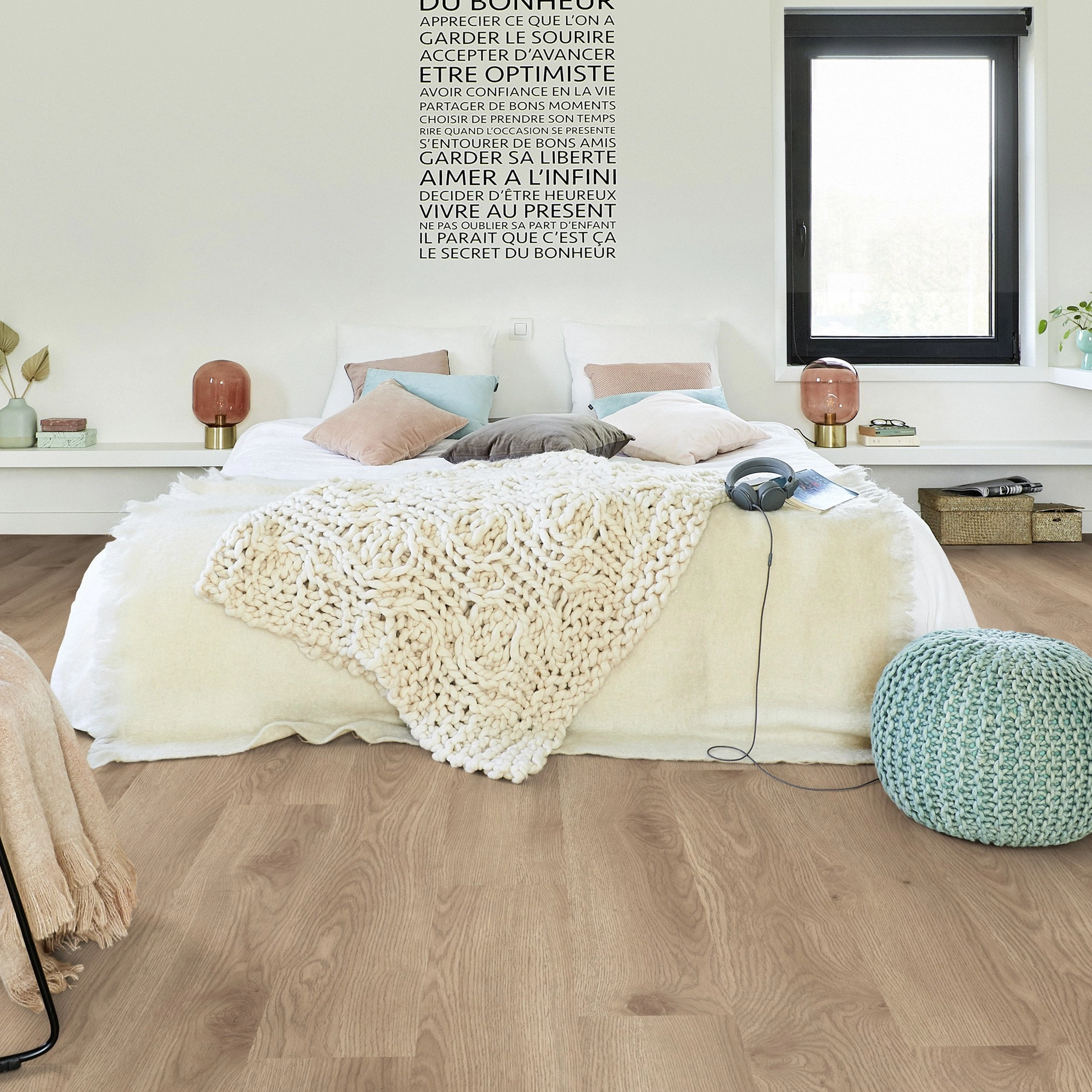 Milieubild Modernes Schlafzimmer - Bett mit Stuhl - Tarkett Klebe-Vinyl iD Inspiration 30 CLASSICS Contemporary Oak Natural Milieubild Modernes Schlafzimmer - Bett mit Stuhl - Tarkett 24524019