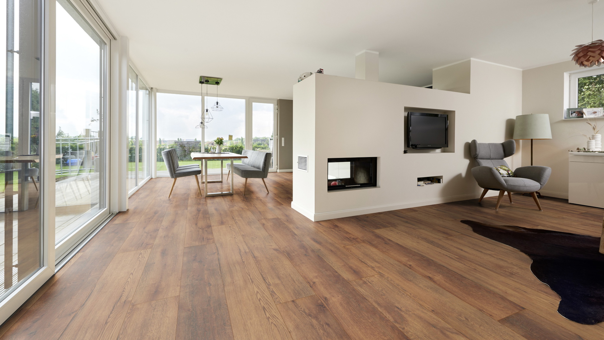 Milieubild Wohnzimmer mit Essbereich und Kamin - ter Hürne HDF Klick-Designboden Dureco Silent Grand Edition Eiche Tonga Milieubild Wohnzimmer mit Essbereich und Kamin - ter Hürne 1101330011