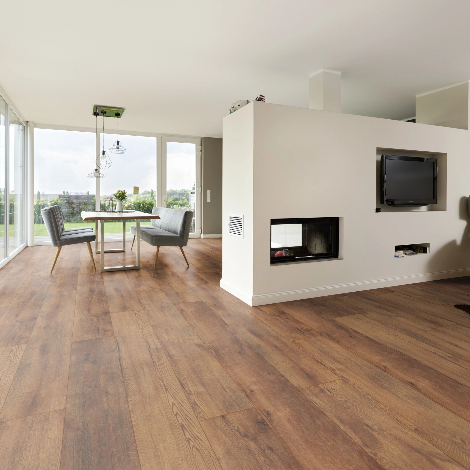 Milieubild Wohnzimmer mit Essbereich und Kamin - ter Hürne HDF Klick-Designboden Dureco Silent Grand Edition Eiche Tonga Milieubild Wohnzimmer mit Essbereich und Kamin - ter Hürne 1101330011