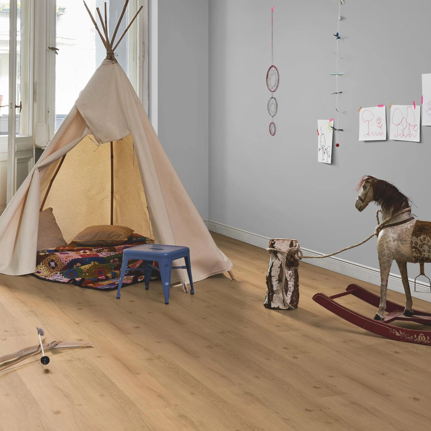 Milieubild Kinderzimmer in Stadtwohnung - Parador Klebe-Vinyl Basic 2.0 Eiche Infinity natur Milieubild Kinderzimmer in Stadtwohnung - Parador 1730799
