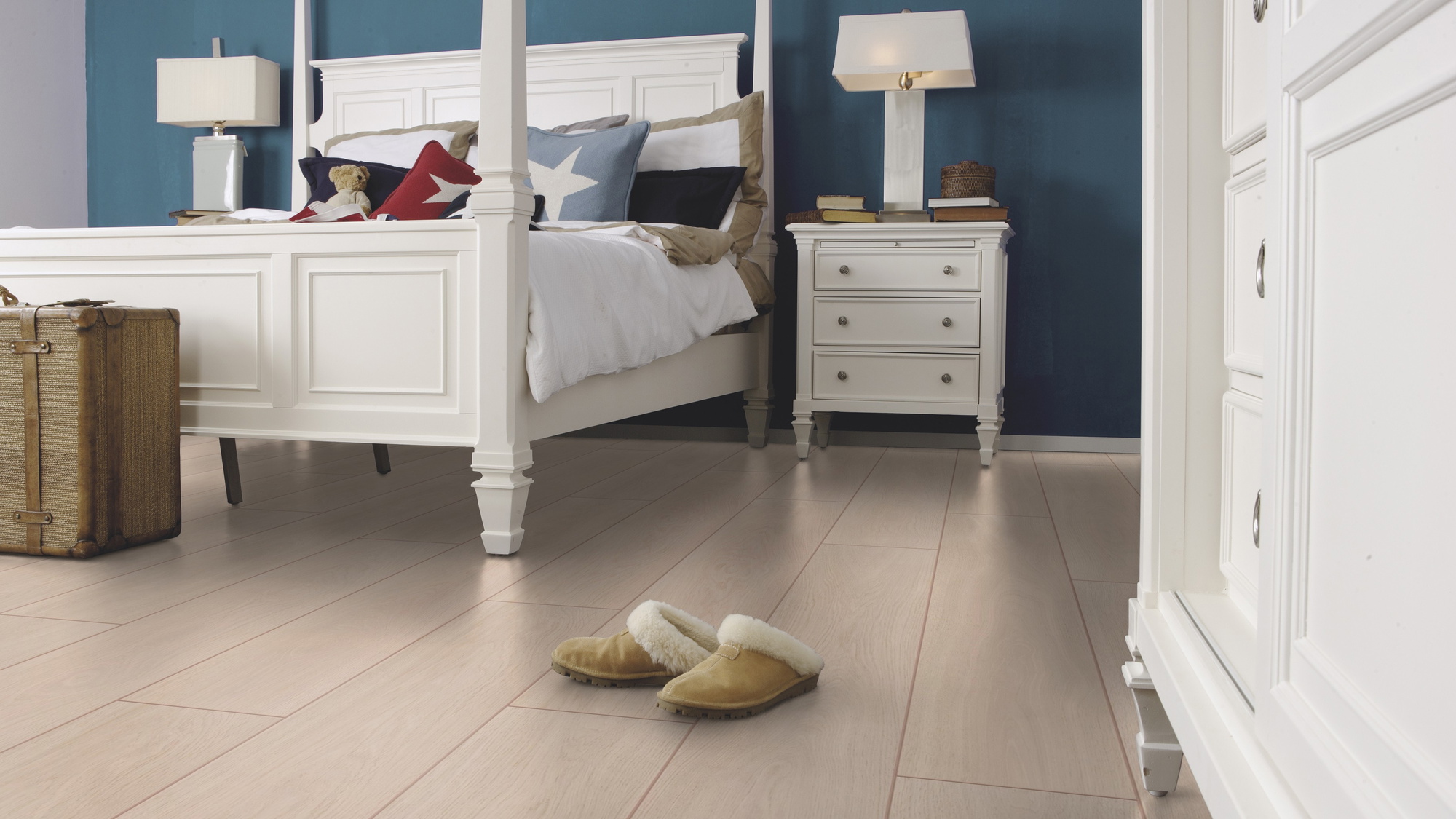 Milieubild Schlafzimmer im Landhaus-Stil - wineo Klick-Bioboden PURLINE wineo 1000 wood XL Calm Oak Bright Milieubild Schlafzimmer im Landhaus-Stil - wineo PLC305R
